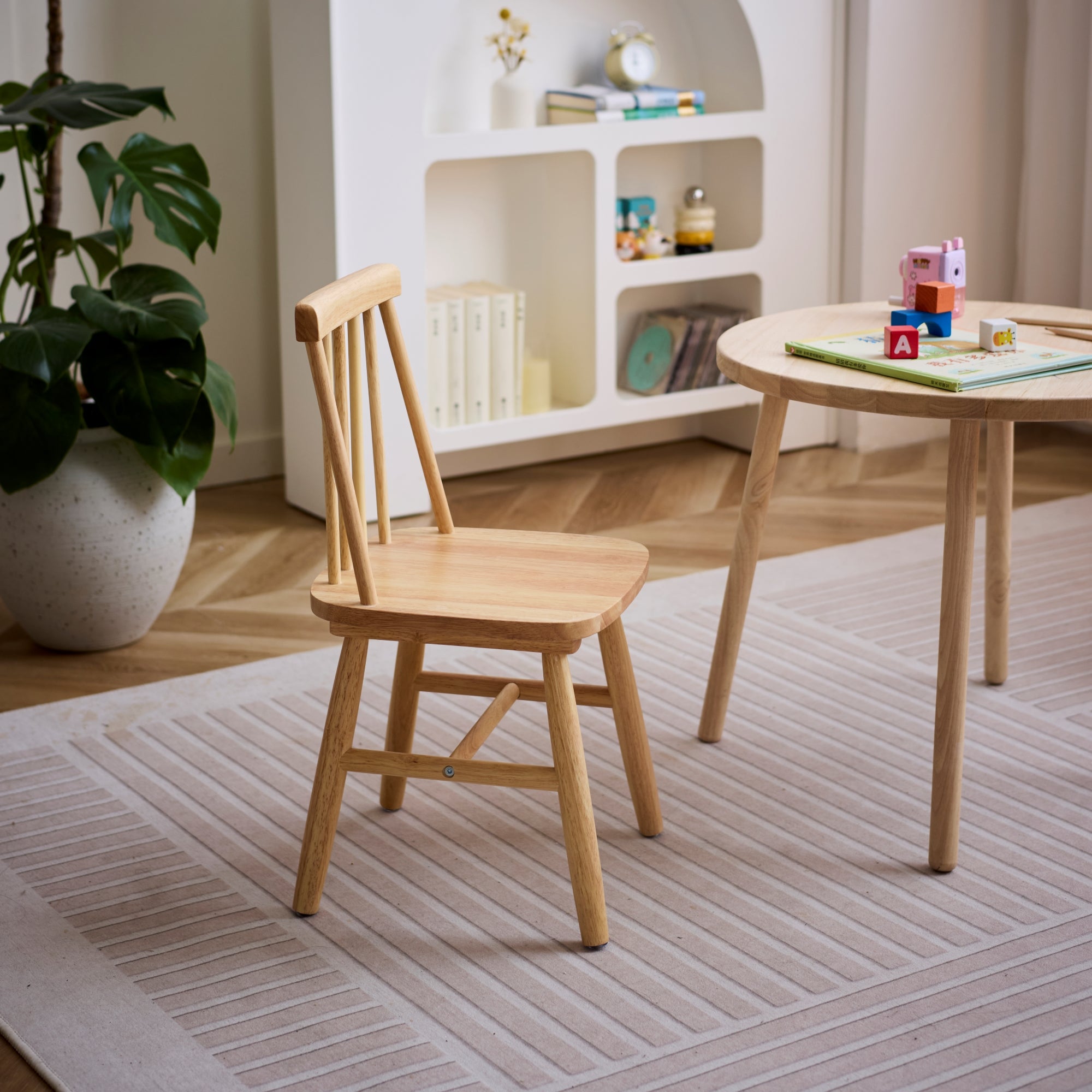 NESNA – Zestaw 2 krzesełek dla dzieci z naturalnego drewna