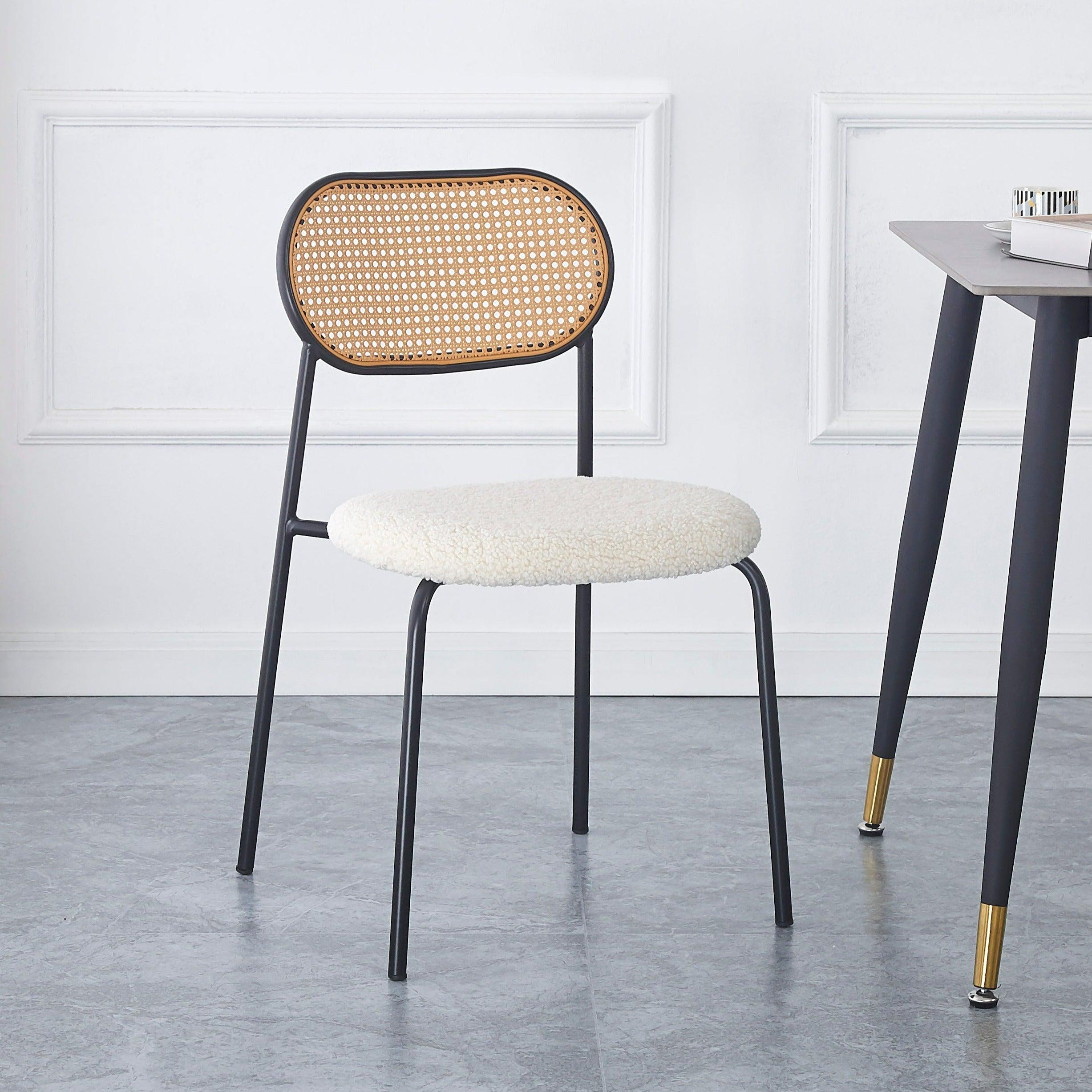 Zestaw 2 metalowych krzeseł z siedziskiem z plecionki