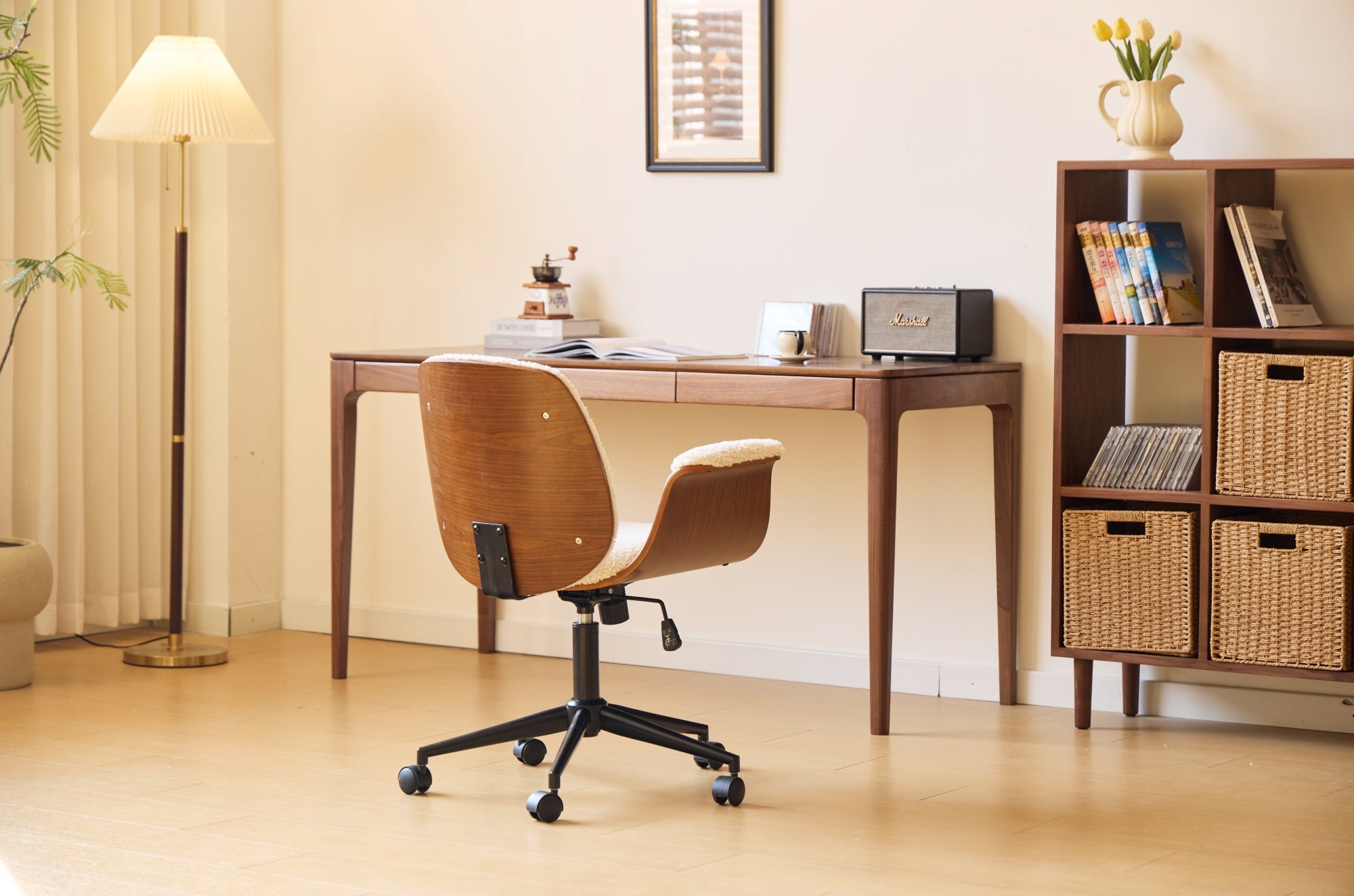 KOLDING – Krzesło biurowe z drewna i beżowego sztruksu