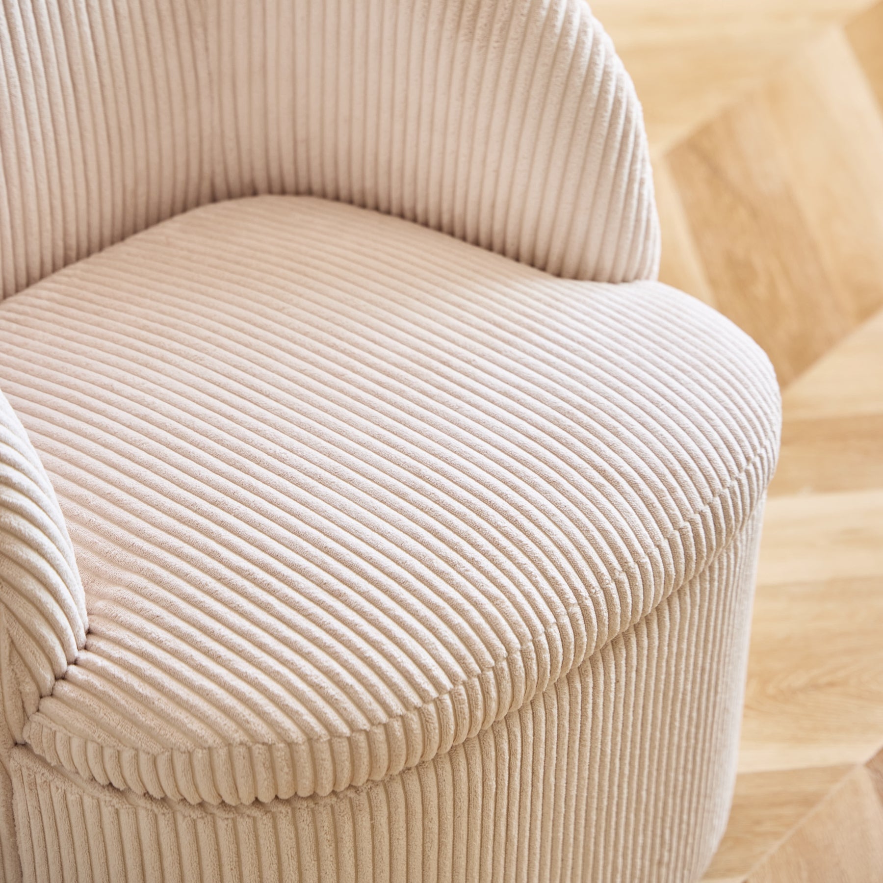 HALMSTAD – Obrotowy fotel wypoczynkowy i pufa z beżowej tkaniny