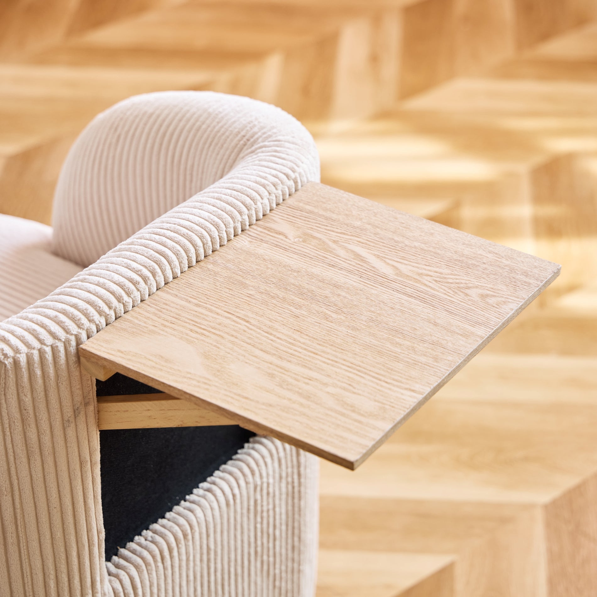 HALMSTAD – Obrotowy fotel wypoczynkowy i pufa z beżowej tkaniny