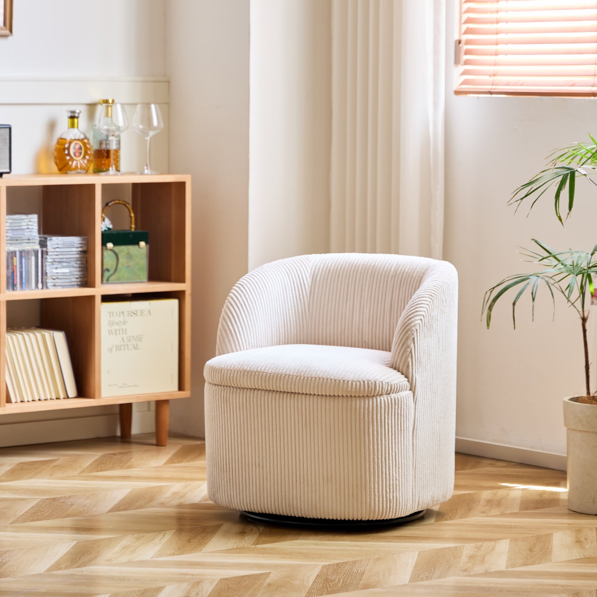 HALMSTAD – Obrotowy fotel wypoczynkowy i pufa z beżowej tkaniny