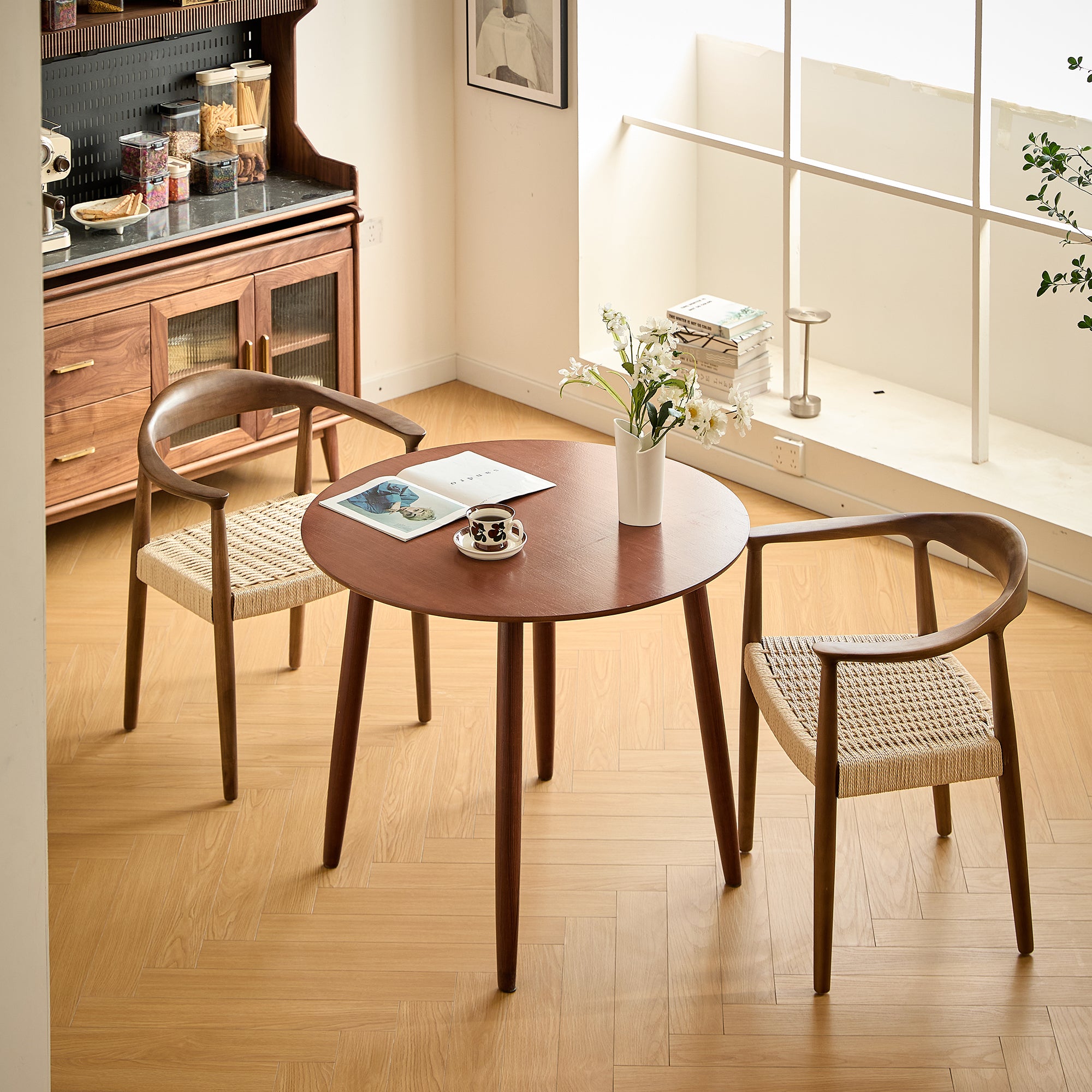 TRADITION - Okrągły stół do jadalni dla 4 osób, wykonany z litego drewna sosnowego D90, wykończenie orzechowe