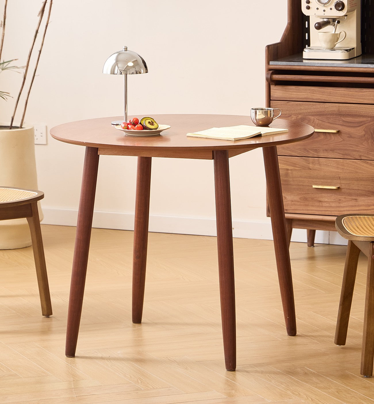 TRADITION - Okrągły stół do jadalni dla 4 osób, wykonany z litego drewna sosnowego D90, wykończenie orzechowe