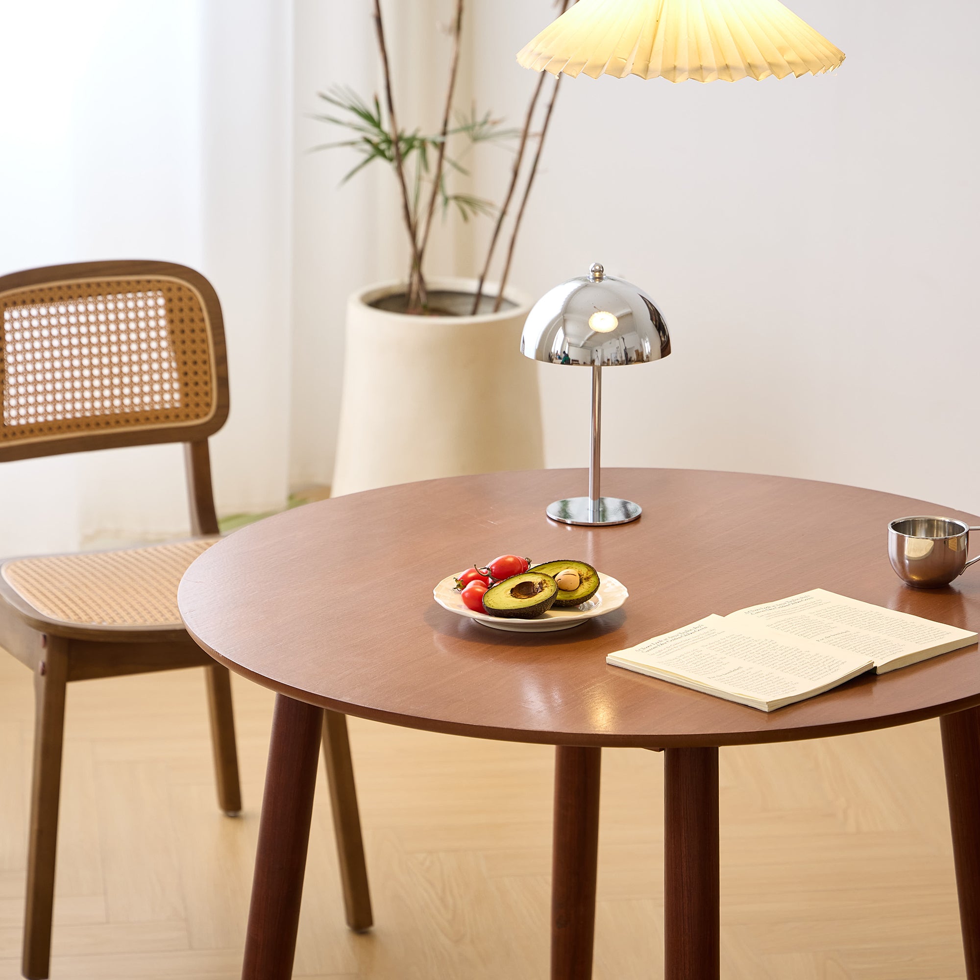 TRADITION - Okrągły stół do jadalni dla 4 osób, wykonany z litego drewna sosnowego D90, wykończenie orzechowe