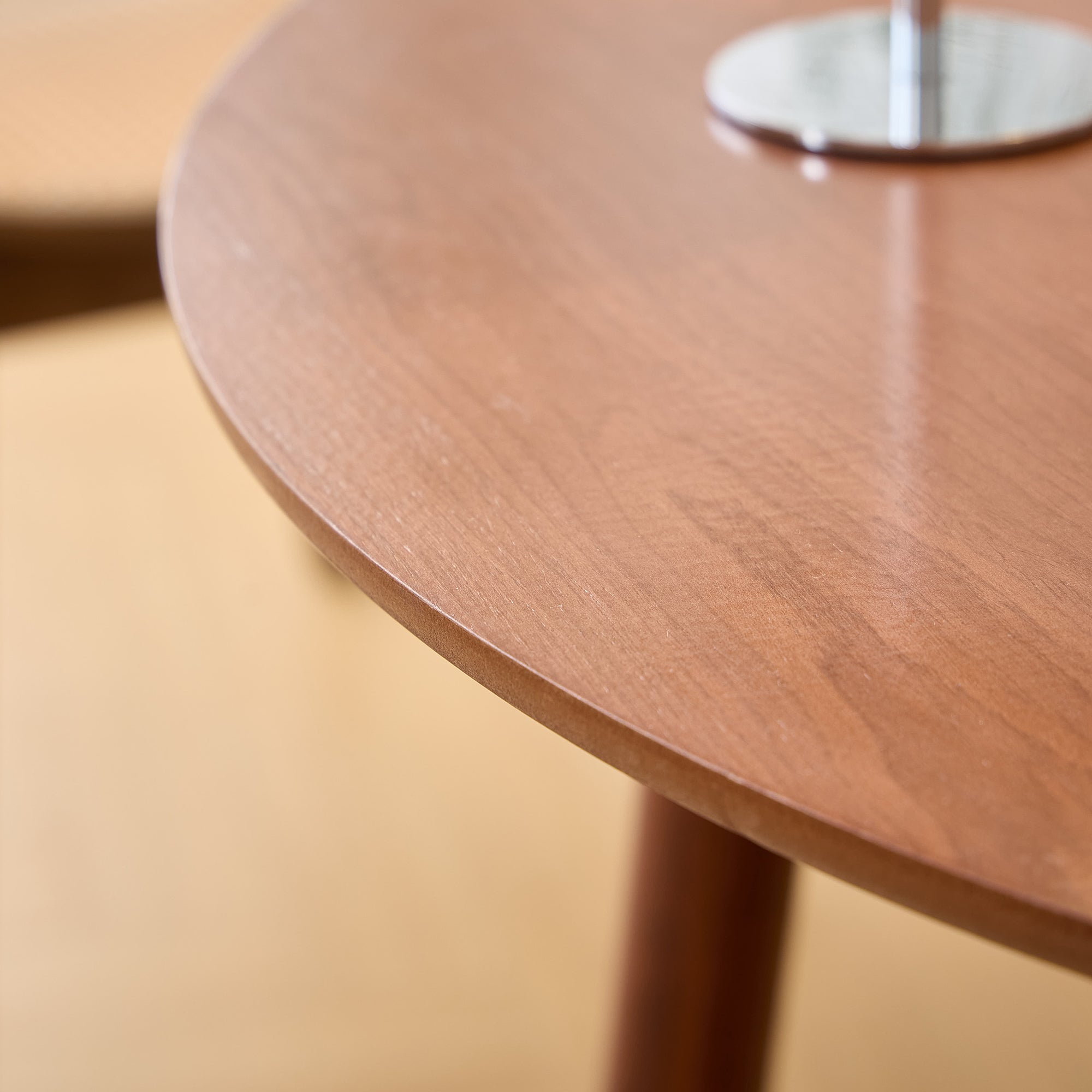 TRADITION - Okrągły stół do jadalni dla 4 osób, wykonany z litego drewna sosnowego D90, wykończenie orzechowe