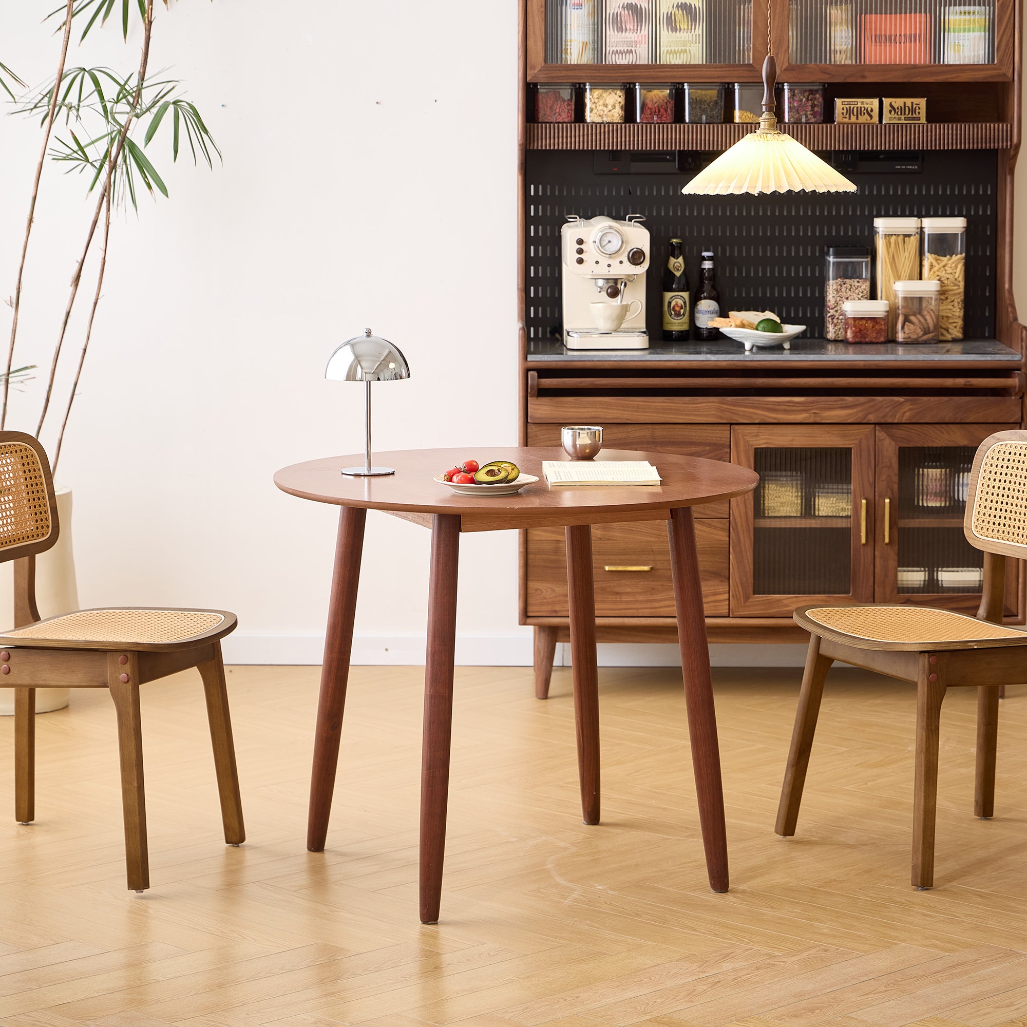 TRADITION - Okrągły stół do jadalni dla 4 osób, wykonany z litego drewna sosnowego D90, wykończenie orzechowe