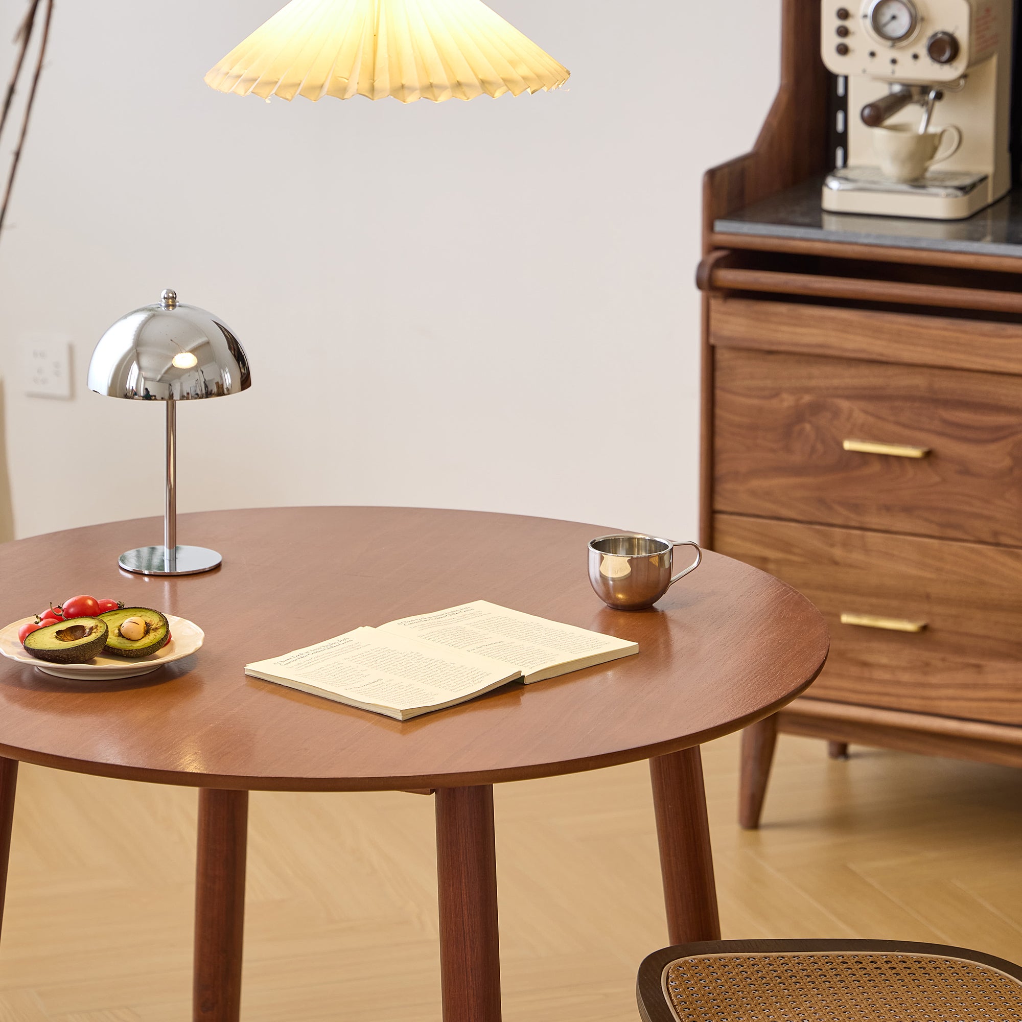 TRADITION - Okrągły stół do jadalni dla 4 osób, wykonany z litego drewna sosnowego D90, wykończenie orzechowe