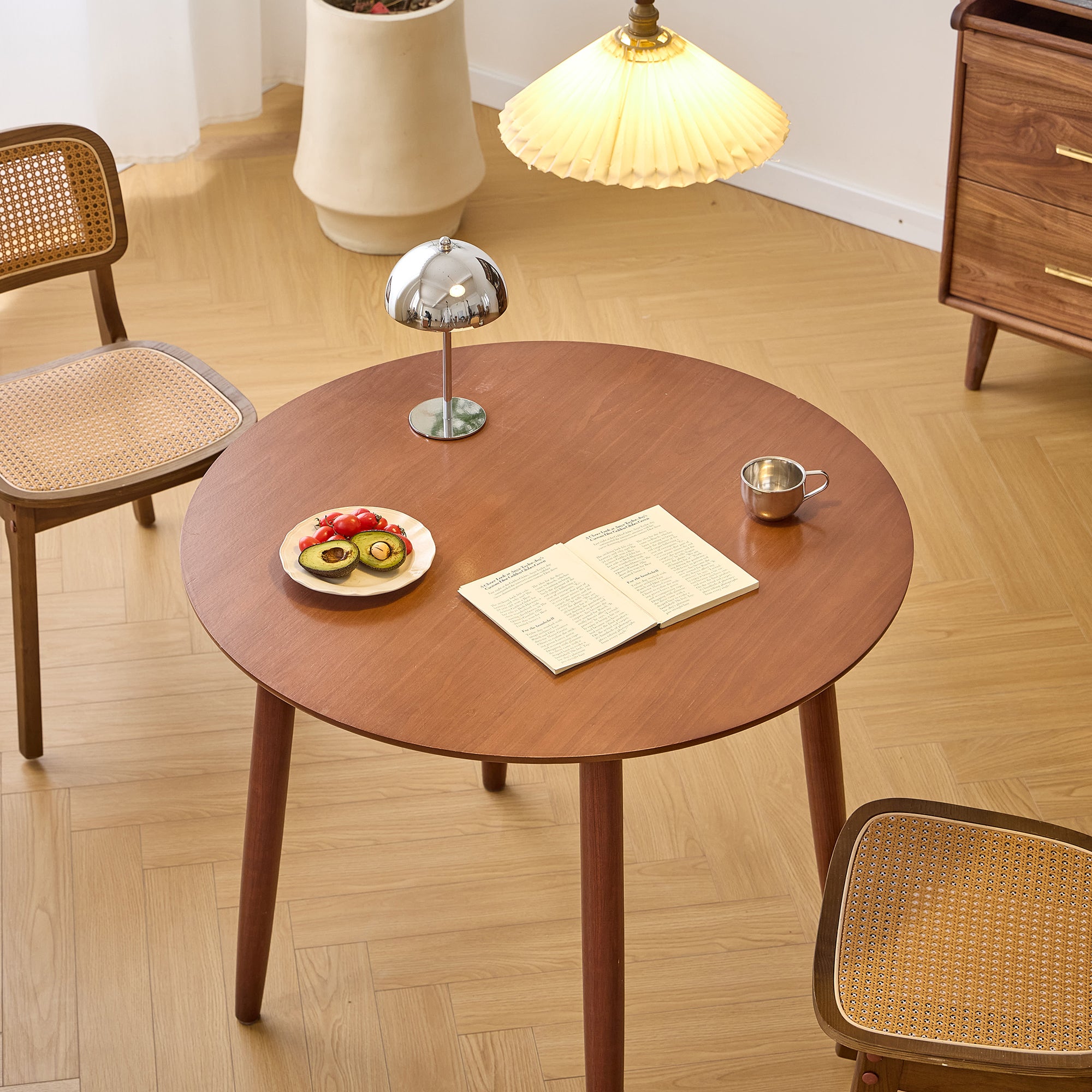 TRADITION - Okrągły stół do jadalni dla 4 osób, wykonany z litego drewna sosnowego D90, wykończenie orzechowe