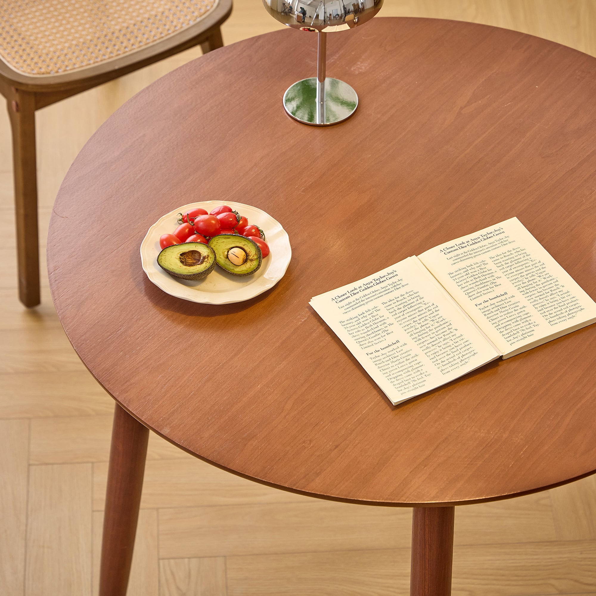 TRADITION - Okrągły stół do jadalni dla 4 osób, wykonany z litego drewna sosnowego D90, wykończenie orzechowe