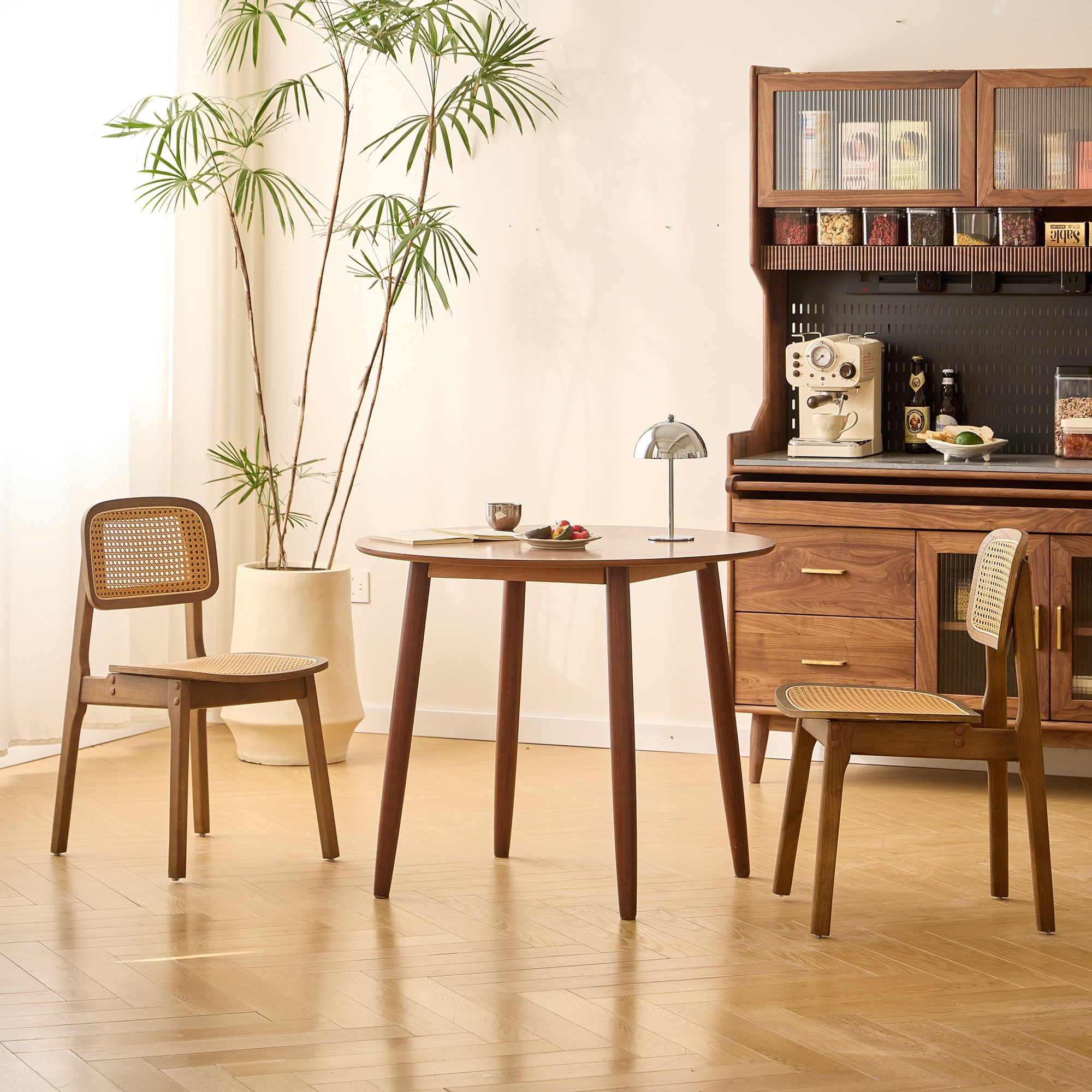 TRADITION - Okrągły stół do jadalni dla 4 osób, wykonany z litego drewna sosnowego D90, wykończenie orzechowe