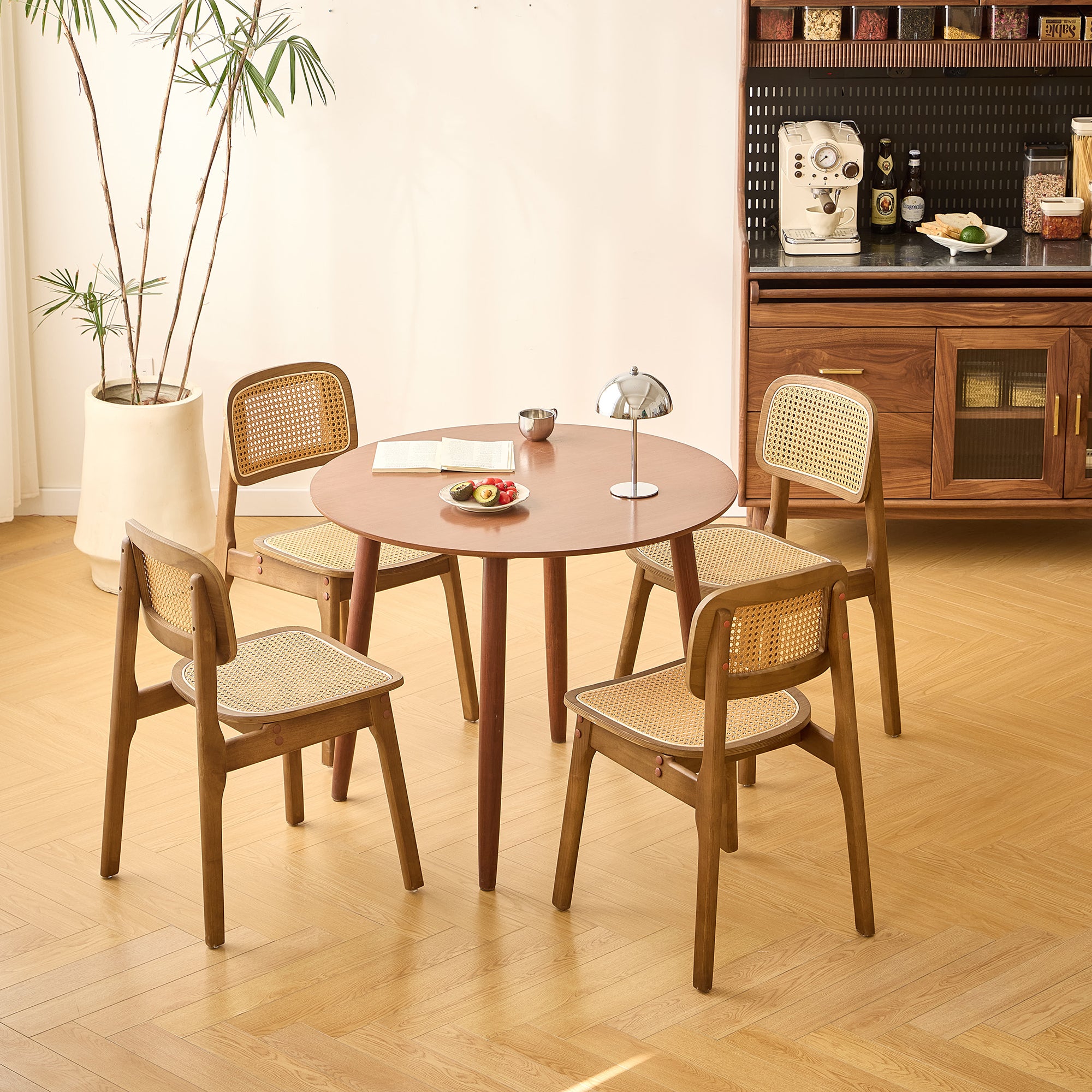 TRADITION - Okrągły stół do jadalni dla 4 osób, wykonany z litego drewna sosnowego D90, wykończenie orzechowe