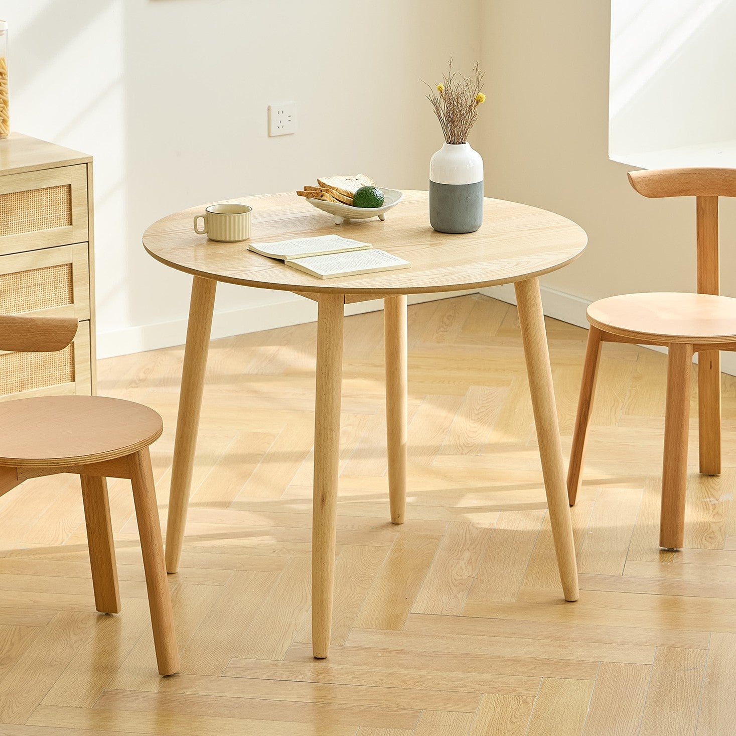 TRADITION - Okrągły stół do jadalni dla 4 osób, wykonany z litego drewna sosnowego D90 w kolorze naturalnym