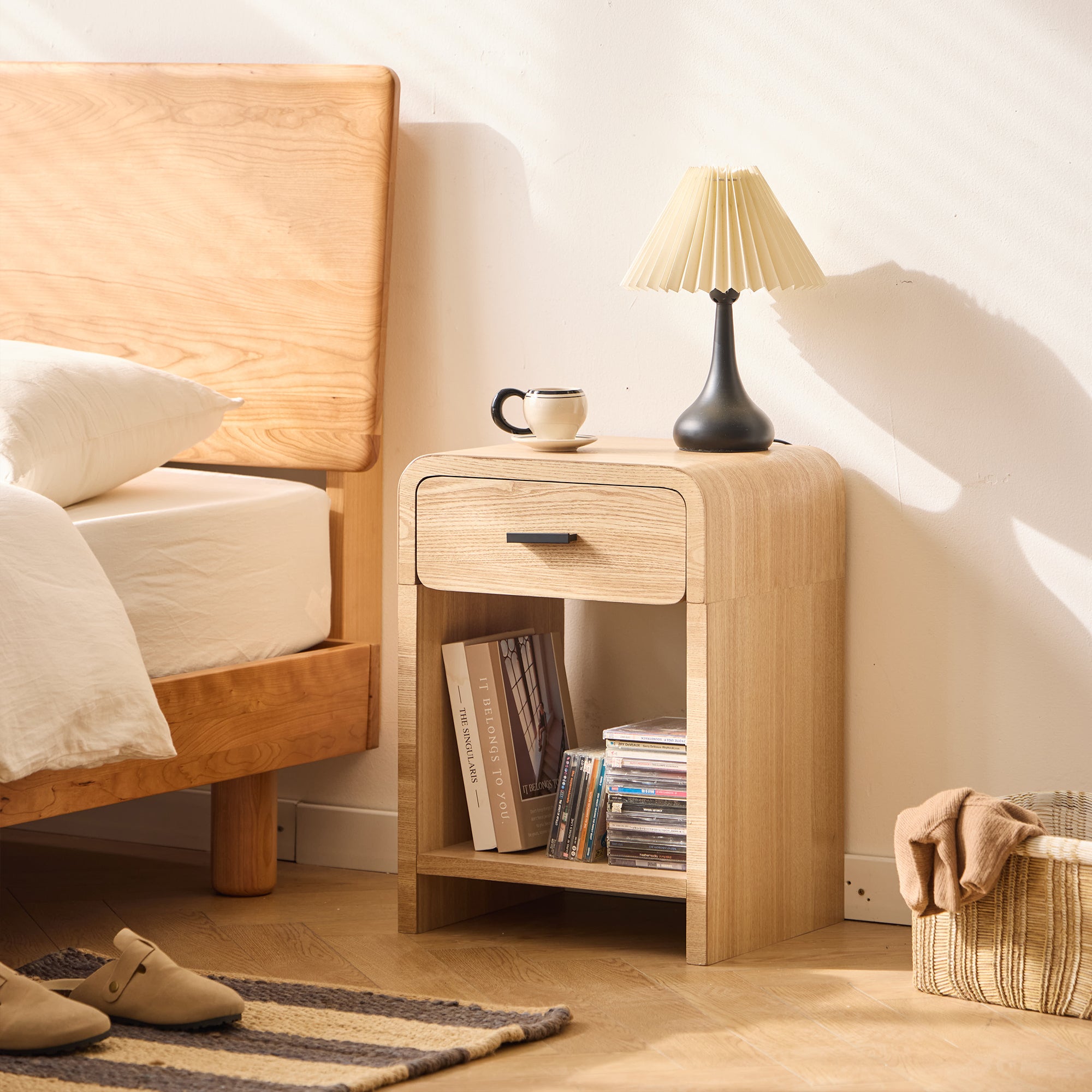 SKIVE - Brązowy drewniany stolik nocny z 1 szufladą