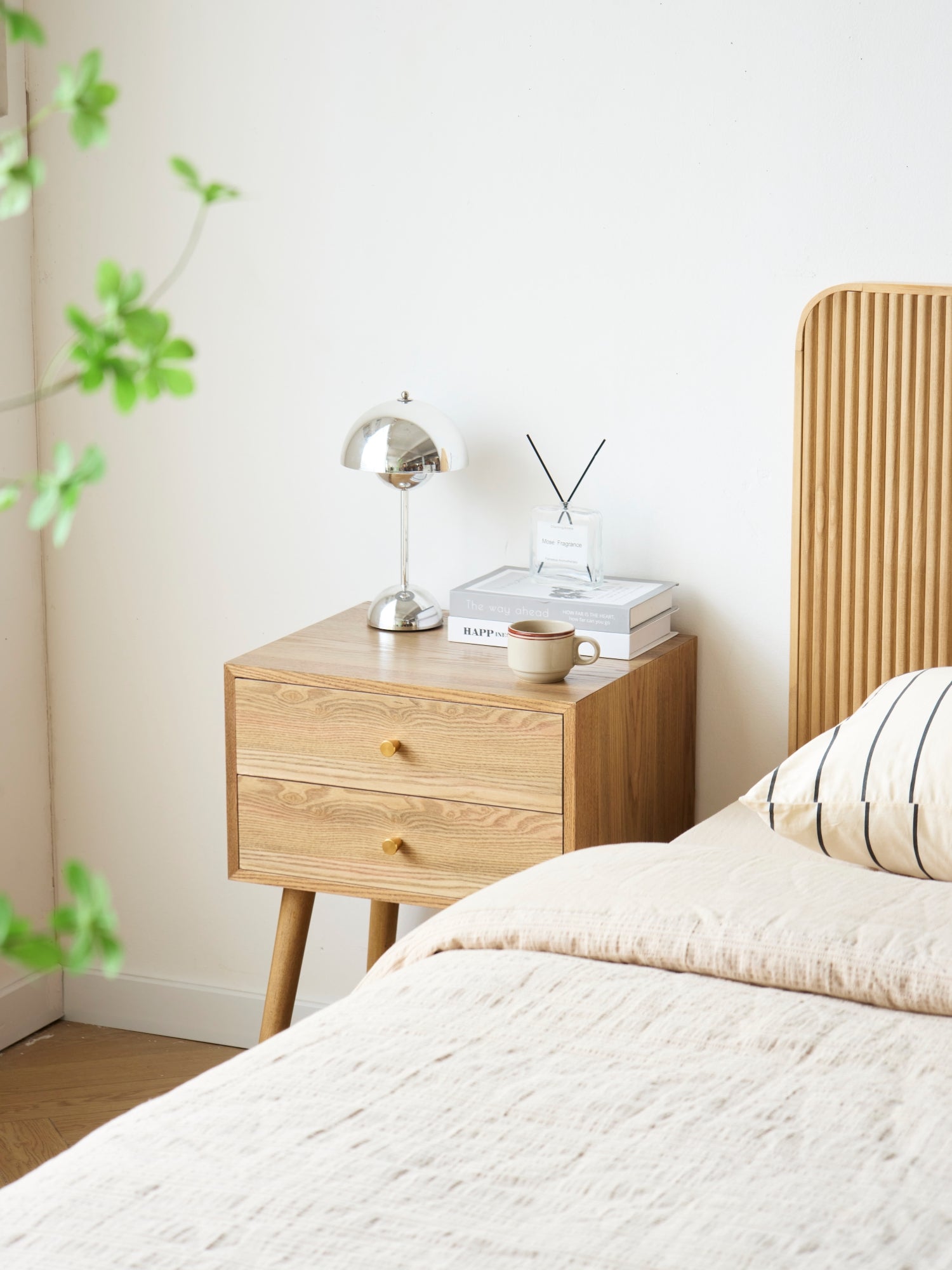TONDER – drewniany stolik nocny z 2 szufladami