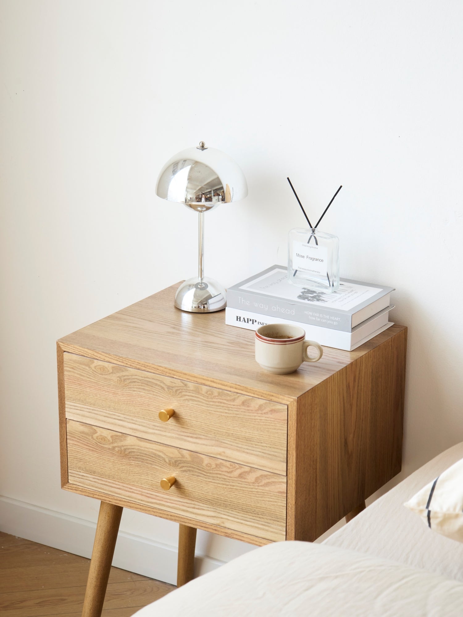 TONDER – drewniany stolik nocny z 2 szufladami