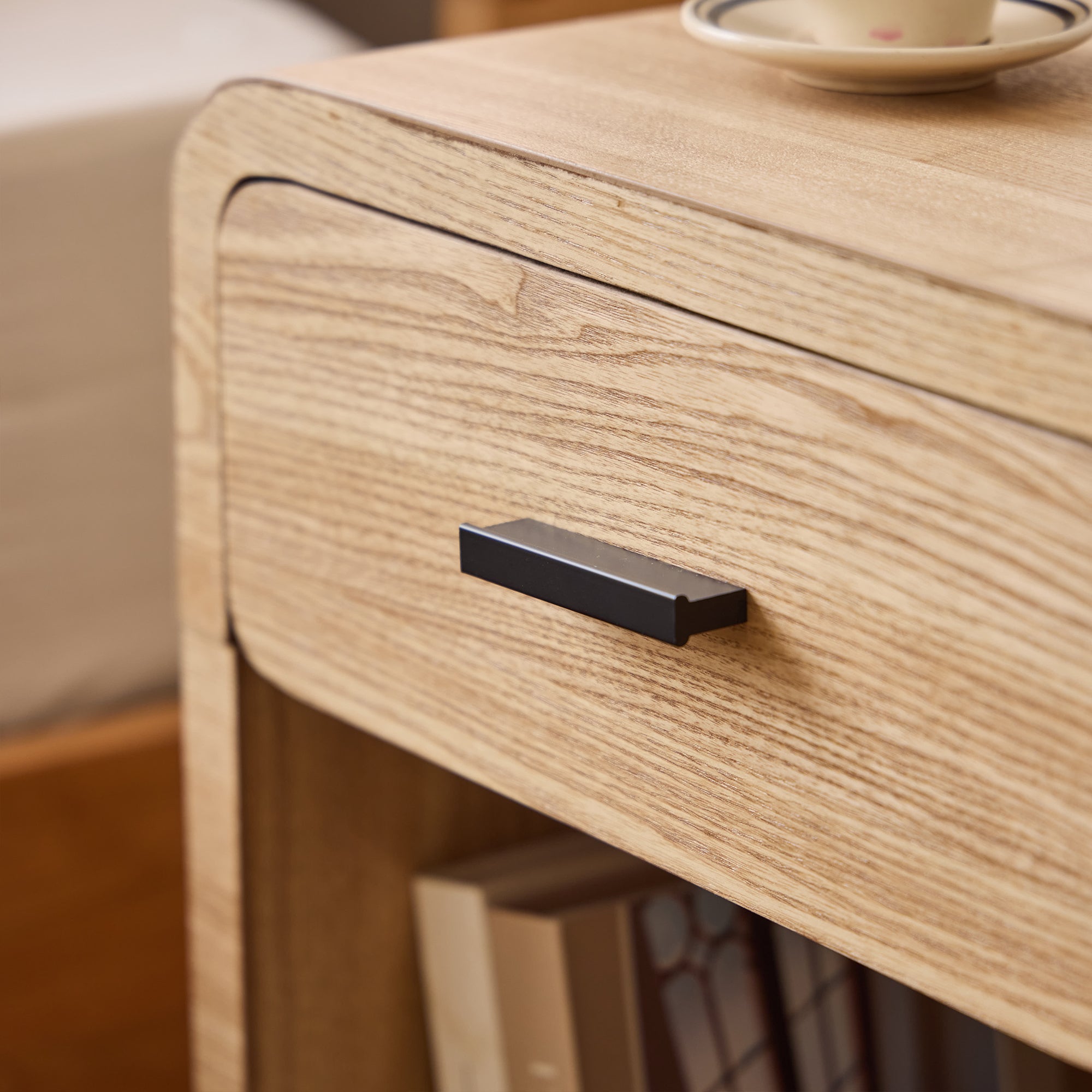 SKIVE - Brązowy drewniany stolik nocny z 1 szufladą