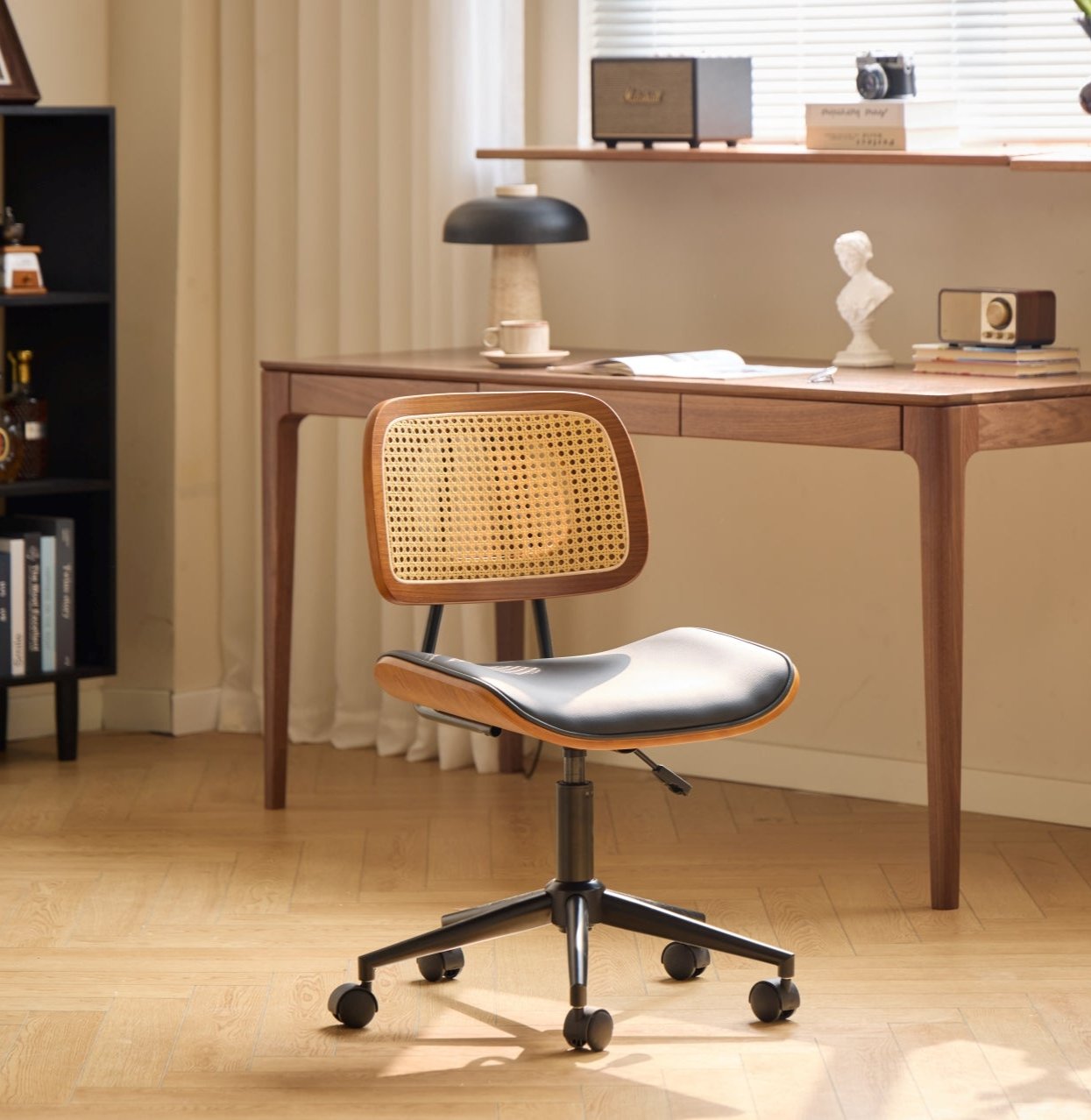 HERNING – drewniane krzesło biurowe z siedziskiem z wikliny