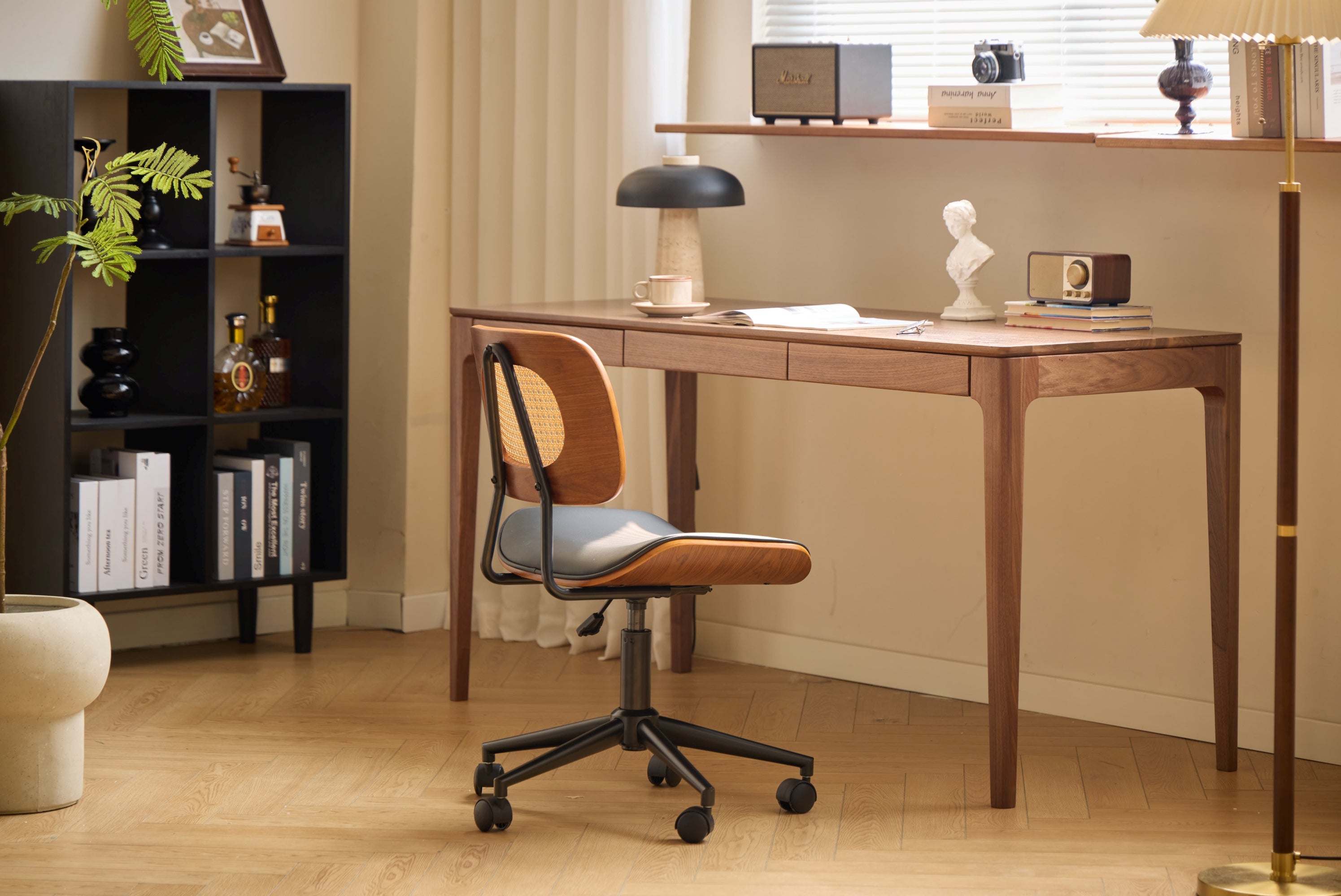 HERNING – drewniane krzesło biurowe z siedziskiem z wikliny