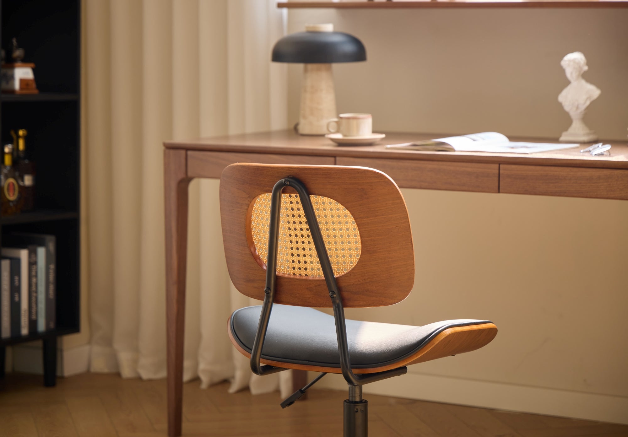 HERNING – drewniane krzesło biurowe z siedziskiem z wikliny