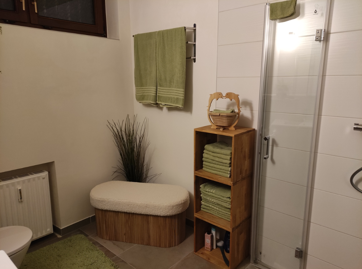 BAOTSU – Ławka skrzynia z drewnianym schowkiem i białymi pętelkami