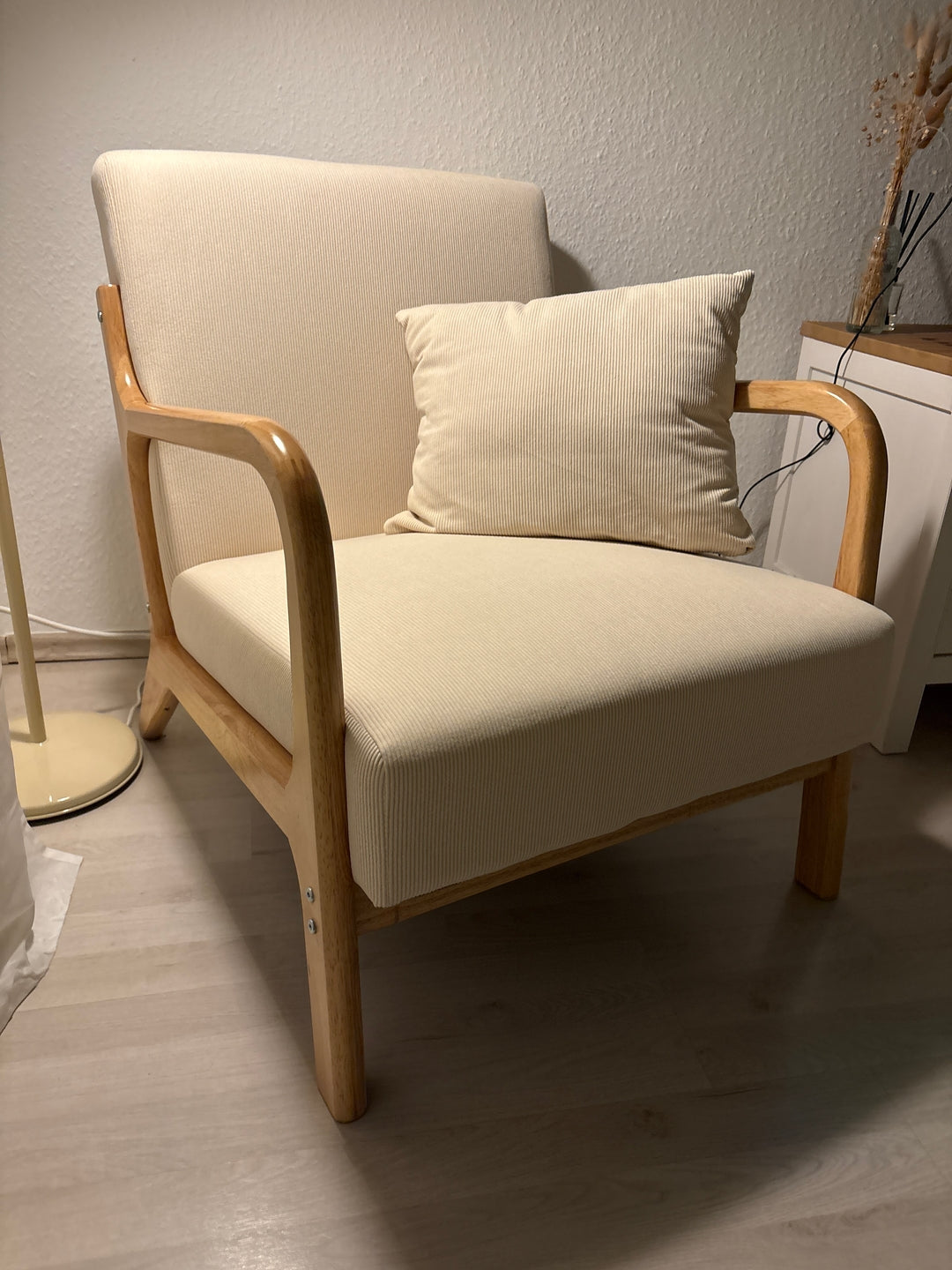 OHAMA – Fotel salonowy z litego drewna i beżowego sztruksu