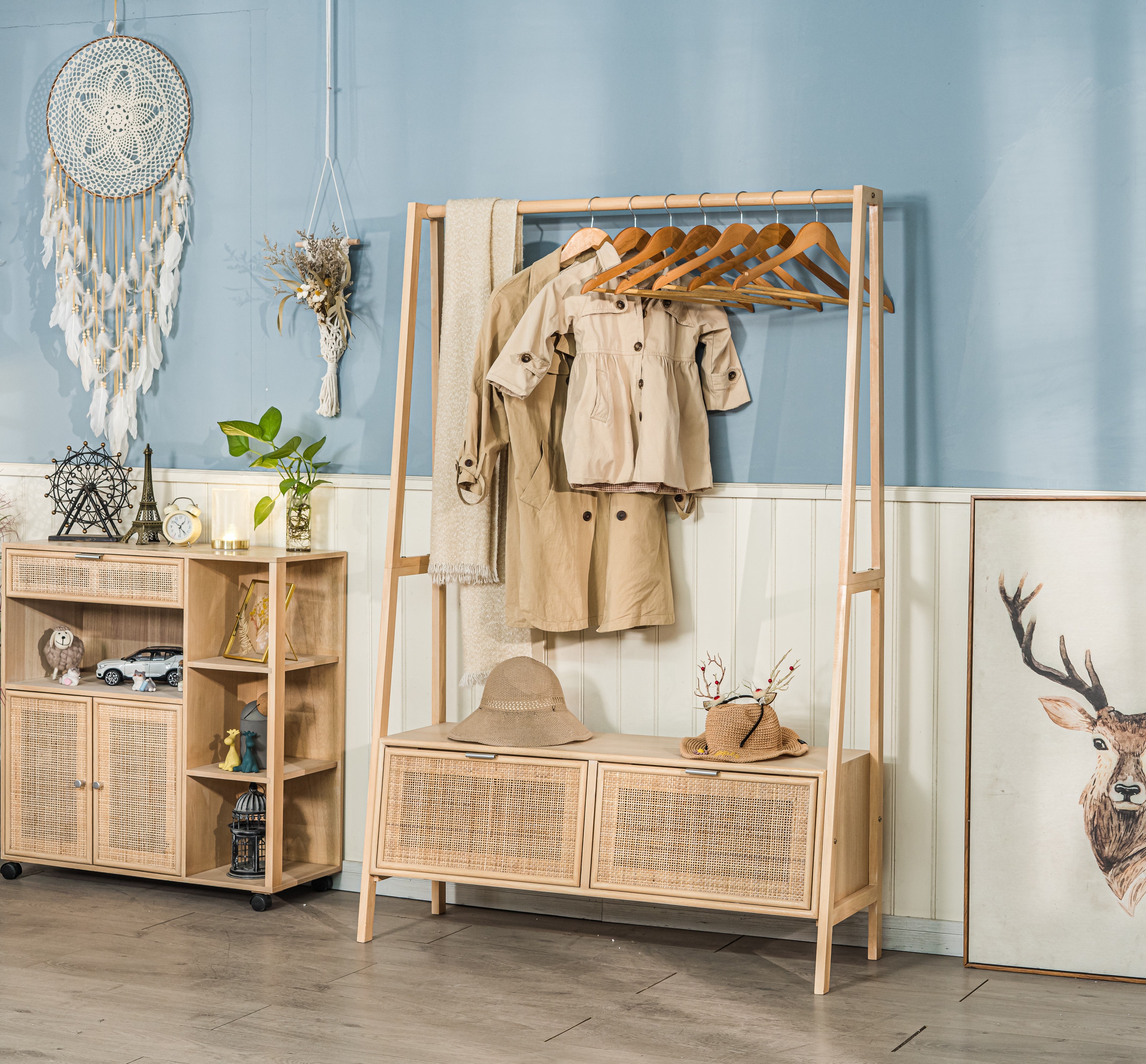 TURKU – Wieszak na ubrania z litego drewna i rattanu