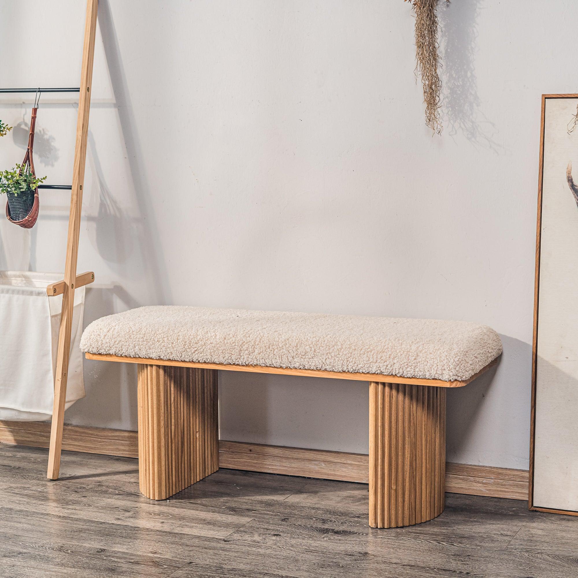 Ławka z litego drewna i białymi pętelkami