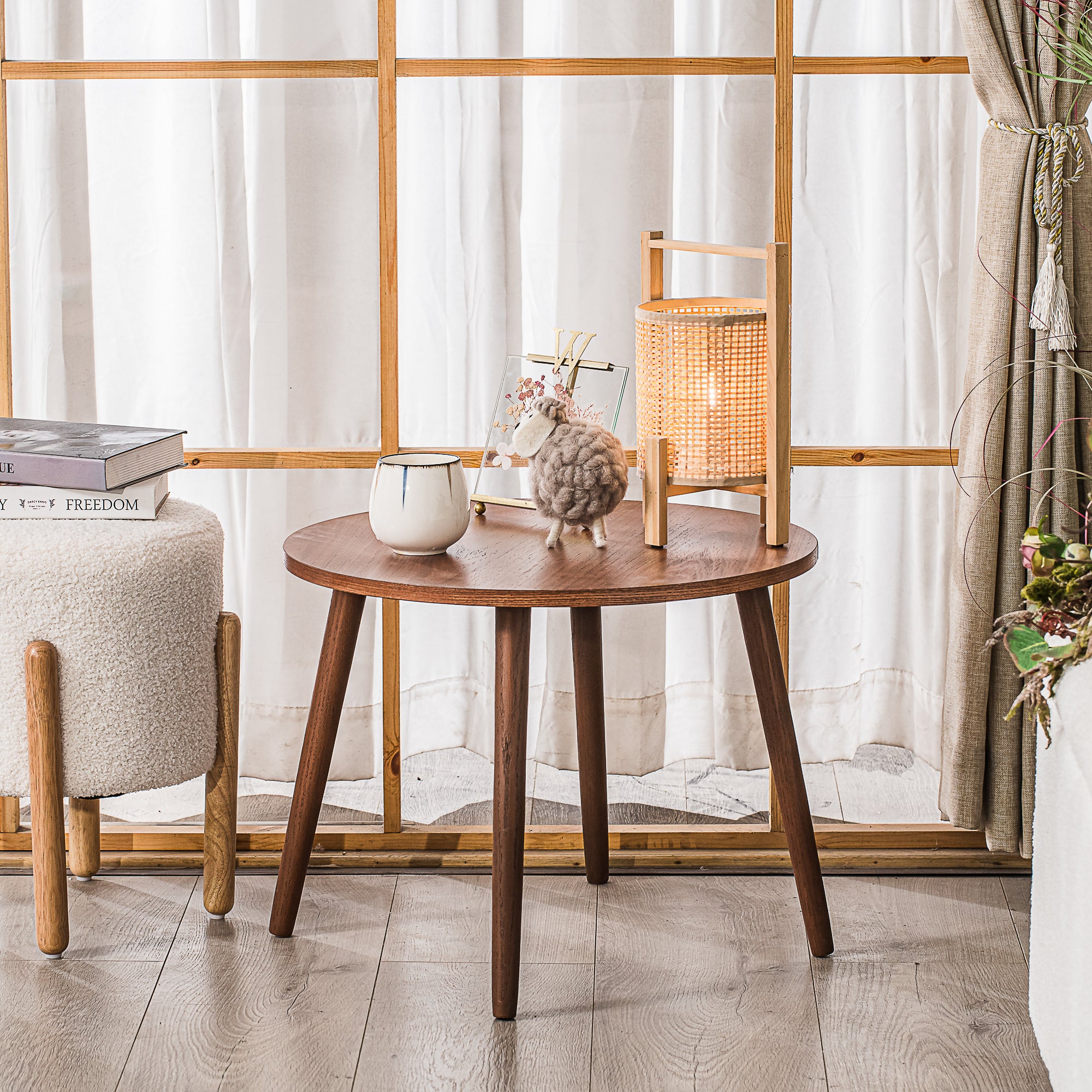 GINZA – stolik pomocniczy z litego drewna wykończony w kolorze orzecha włoskiego