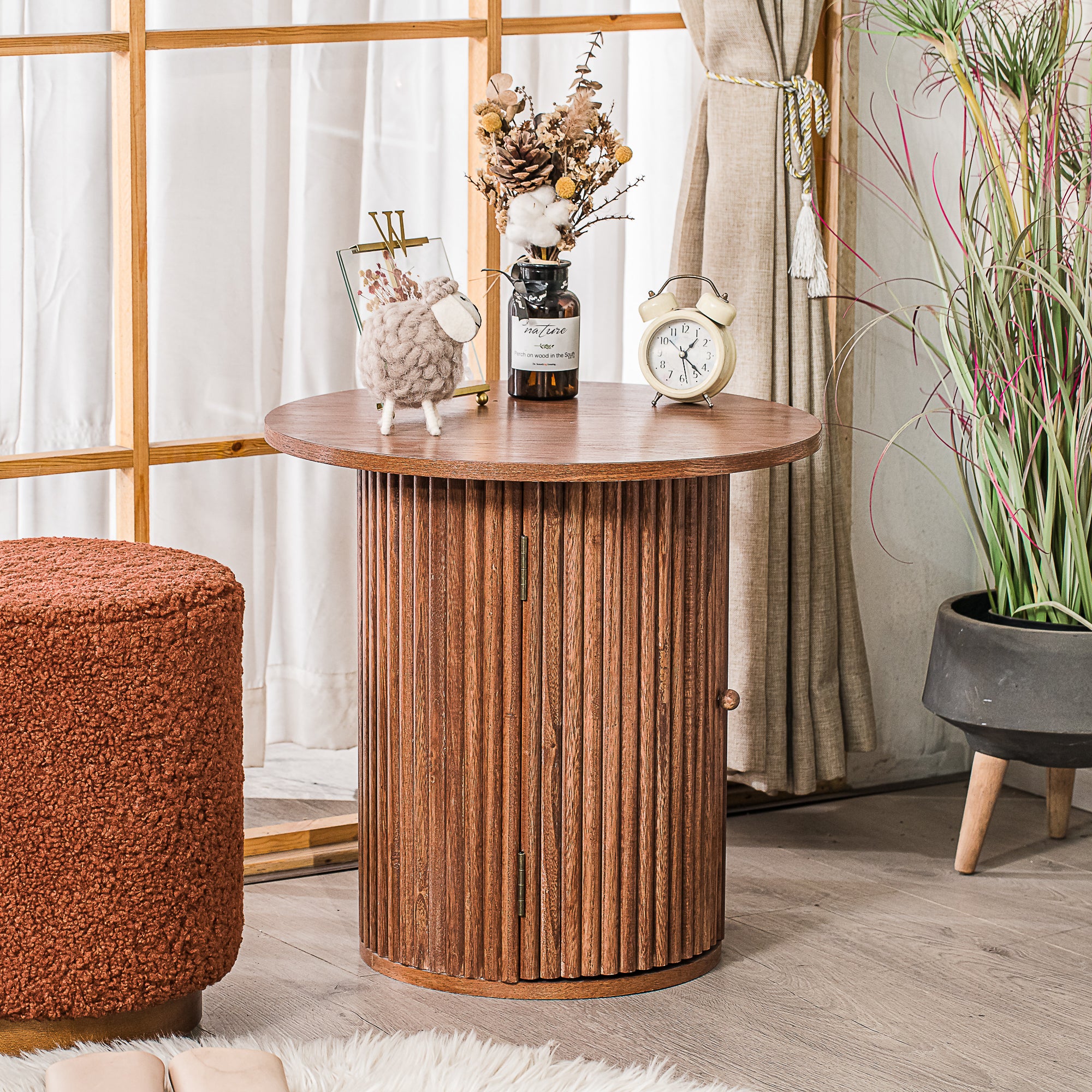 TRINIDAD – stolik pomocniczy z litego drewna w wykończeniu orzechowym