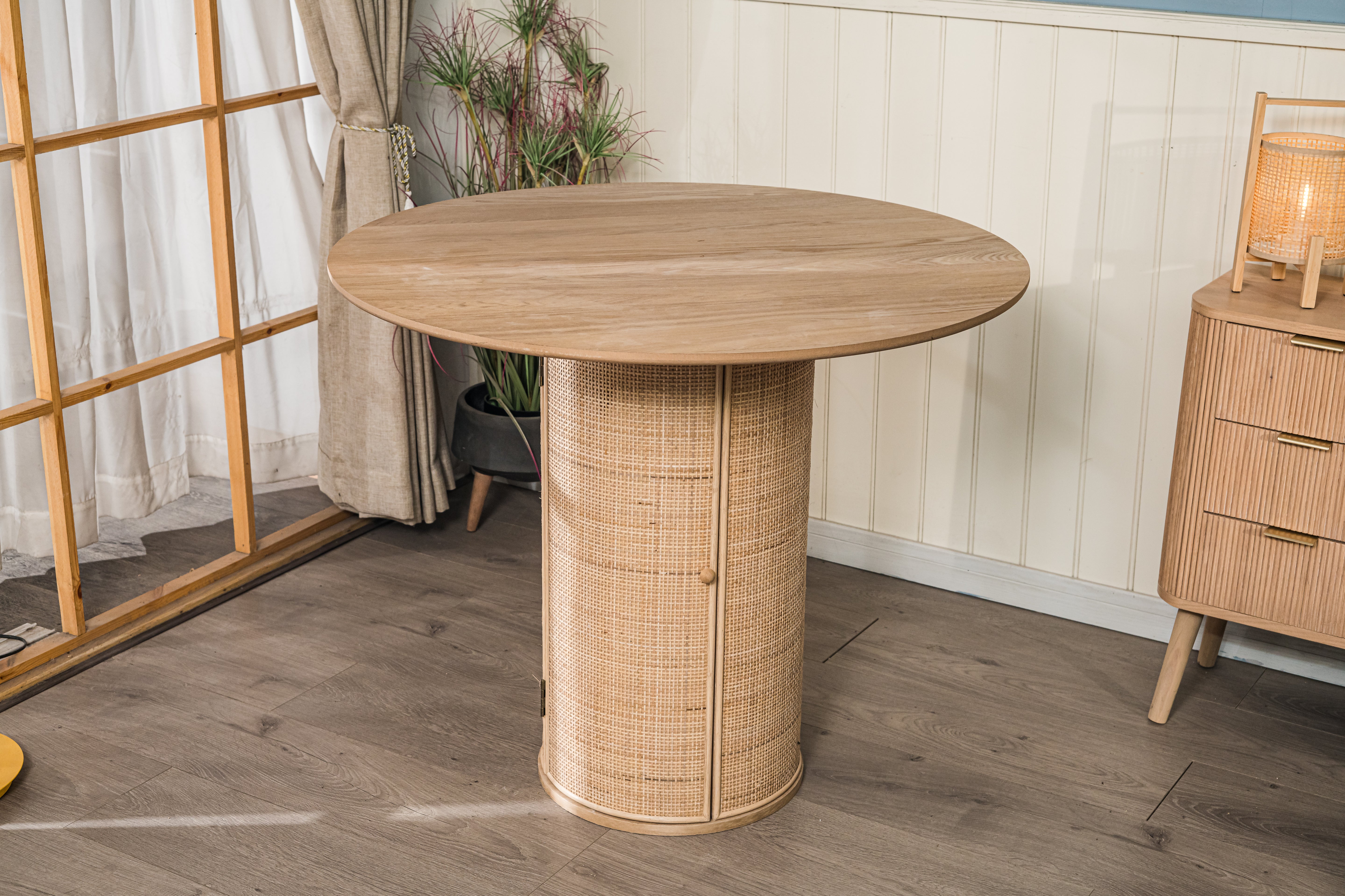 HAVANA – Okrągły stół do jadalni dla 4 osób, wykonany z litego drewna sosnowego i rattanuØ 90 cm