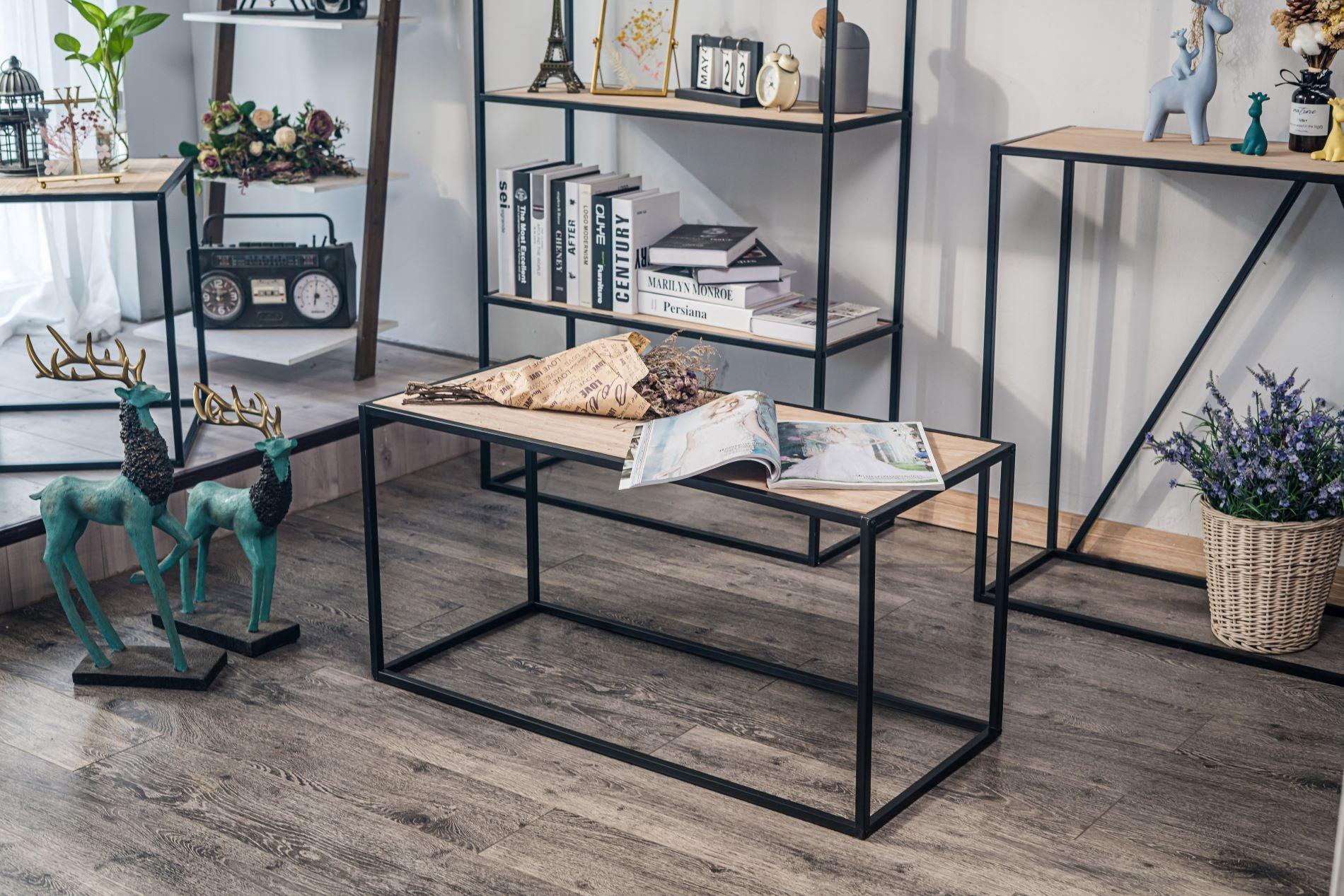 Table basse industrielle en bois et métal noir