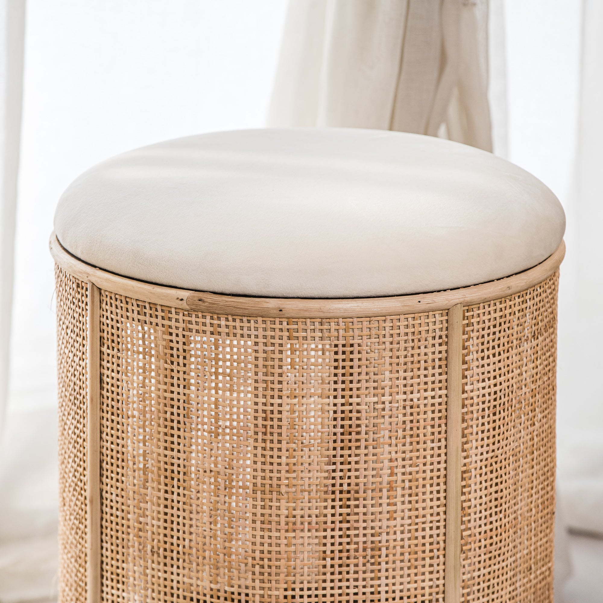 CHUO – Beżowa pufa z aksamitu i rattanu