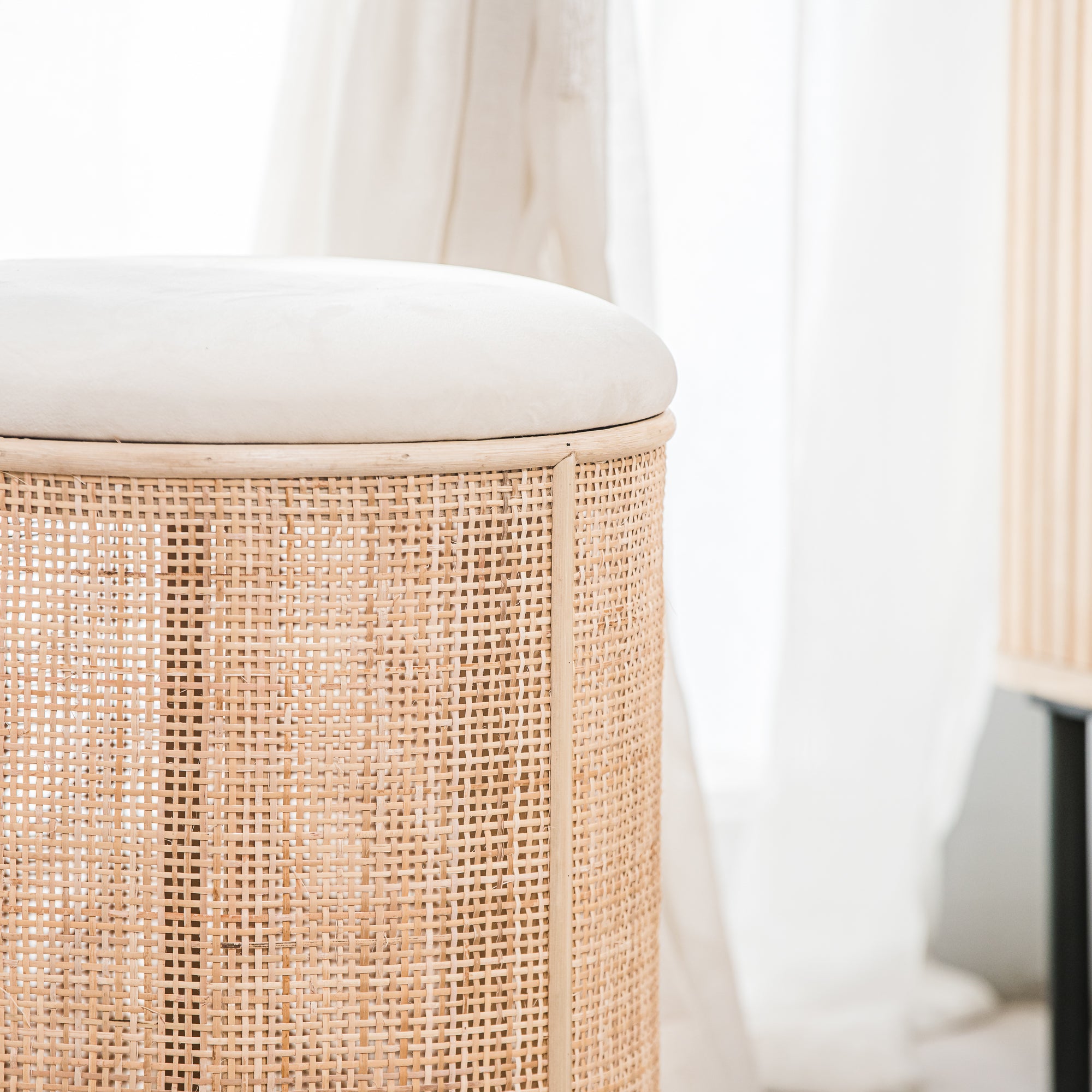 CHUO – Beżowa pufa z aksamitu i rattanu