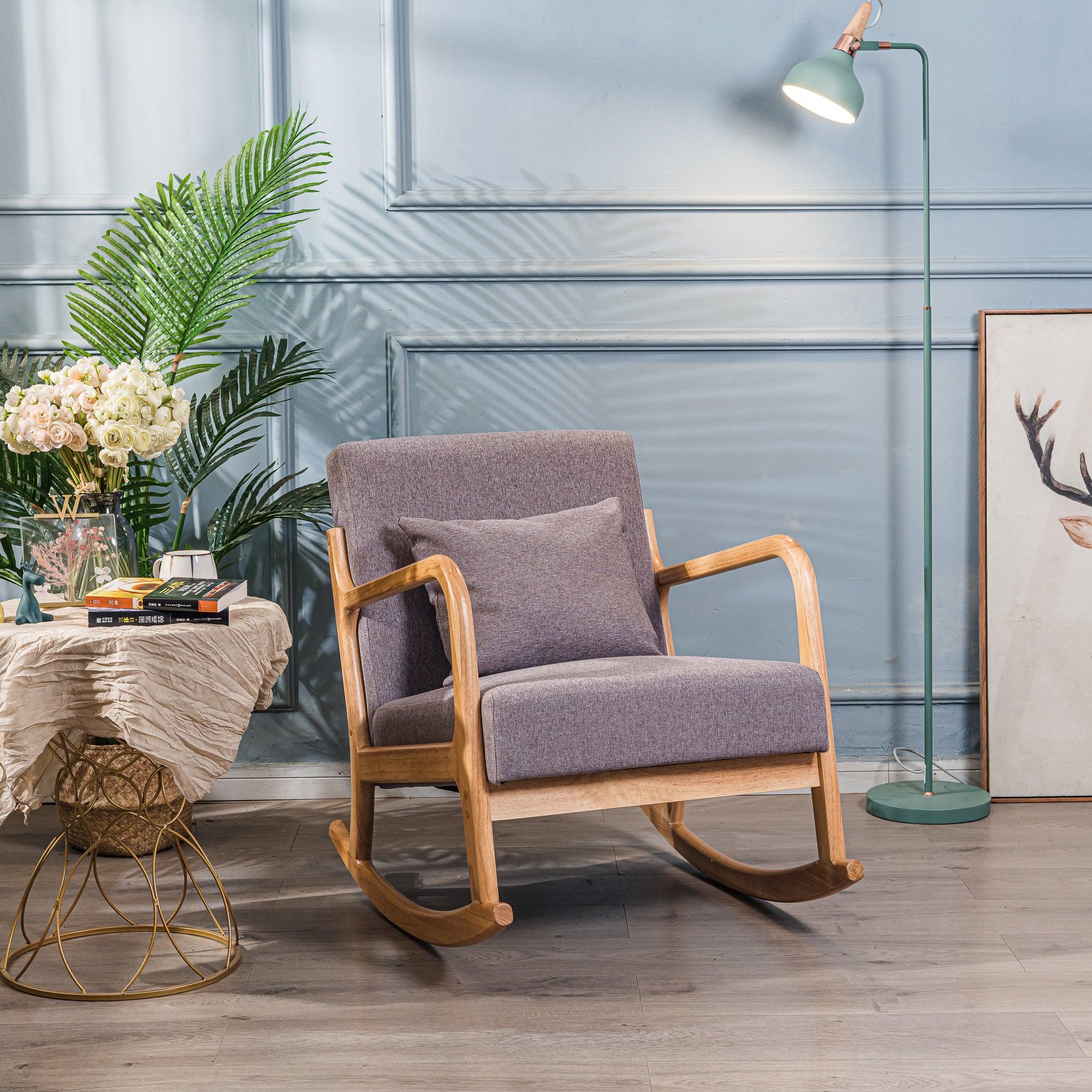 Fotel bujany z litego drewna i szarej tkaniny