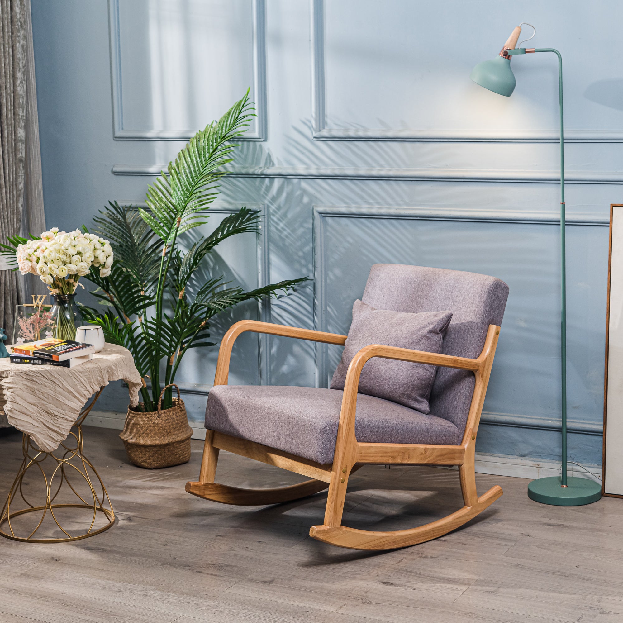 DIANA – Fotel bujany z litego drewna i szarej tkaniny