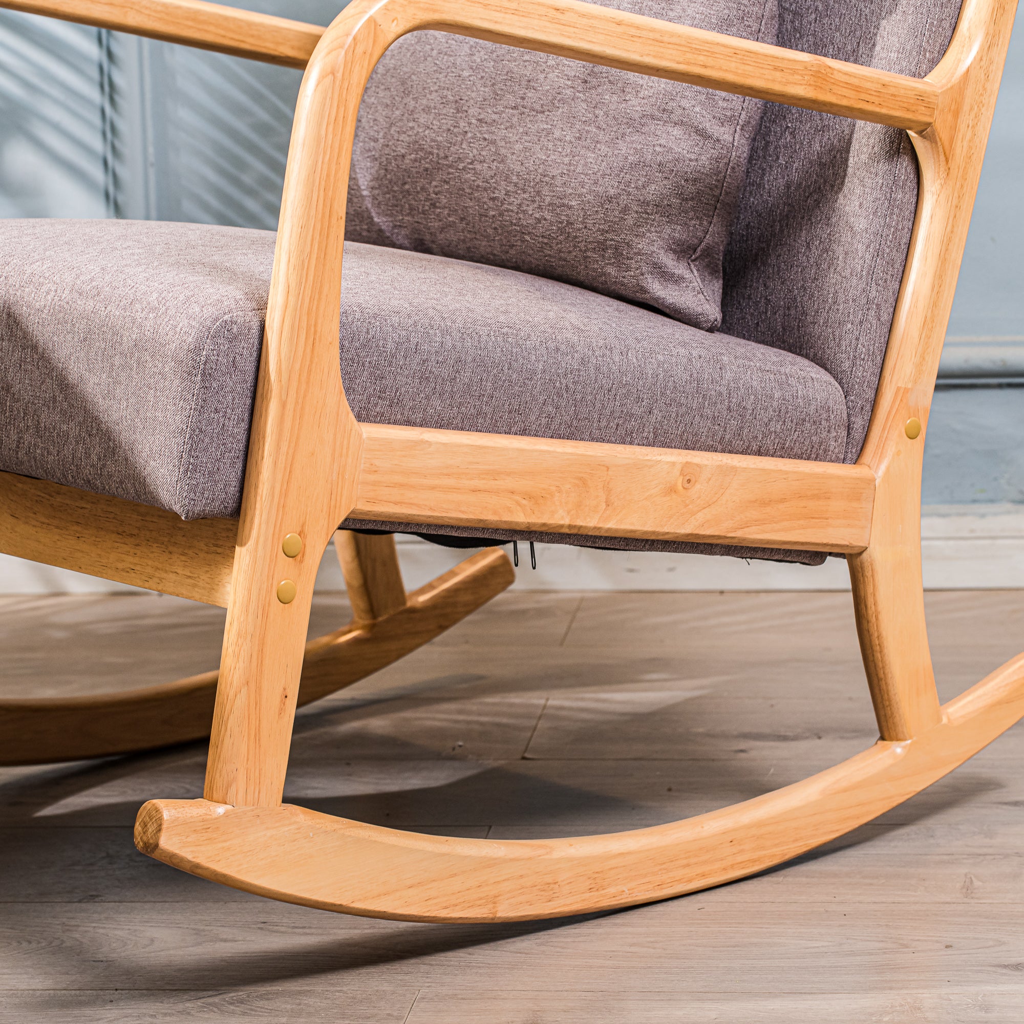 DIANA – Fotel bujany z litego drewna i szarej tkaniny