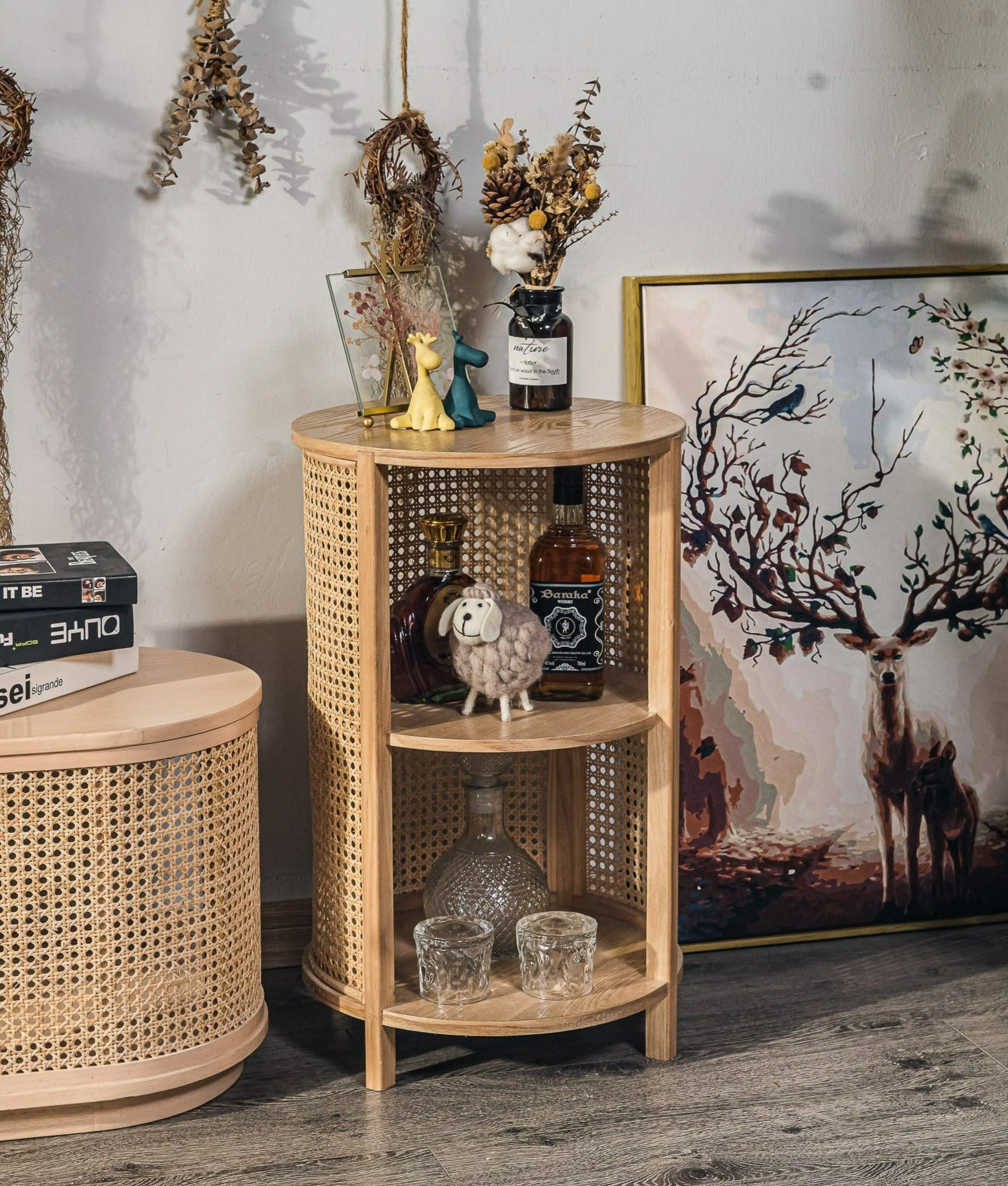 ALTA – stolik nocny z 2 schowkami z drewna i naturalnego rattanu