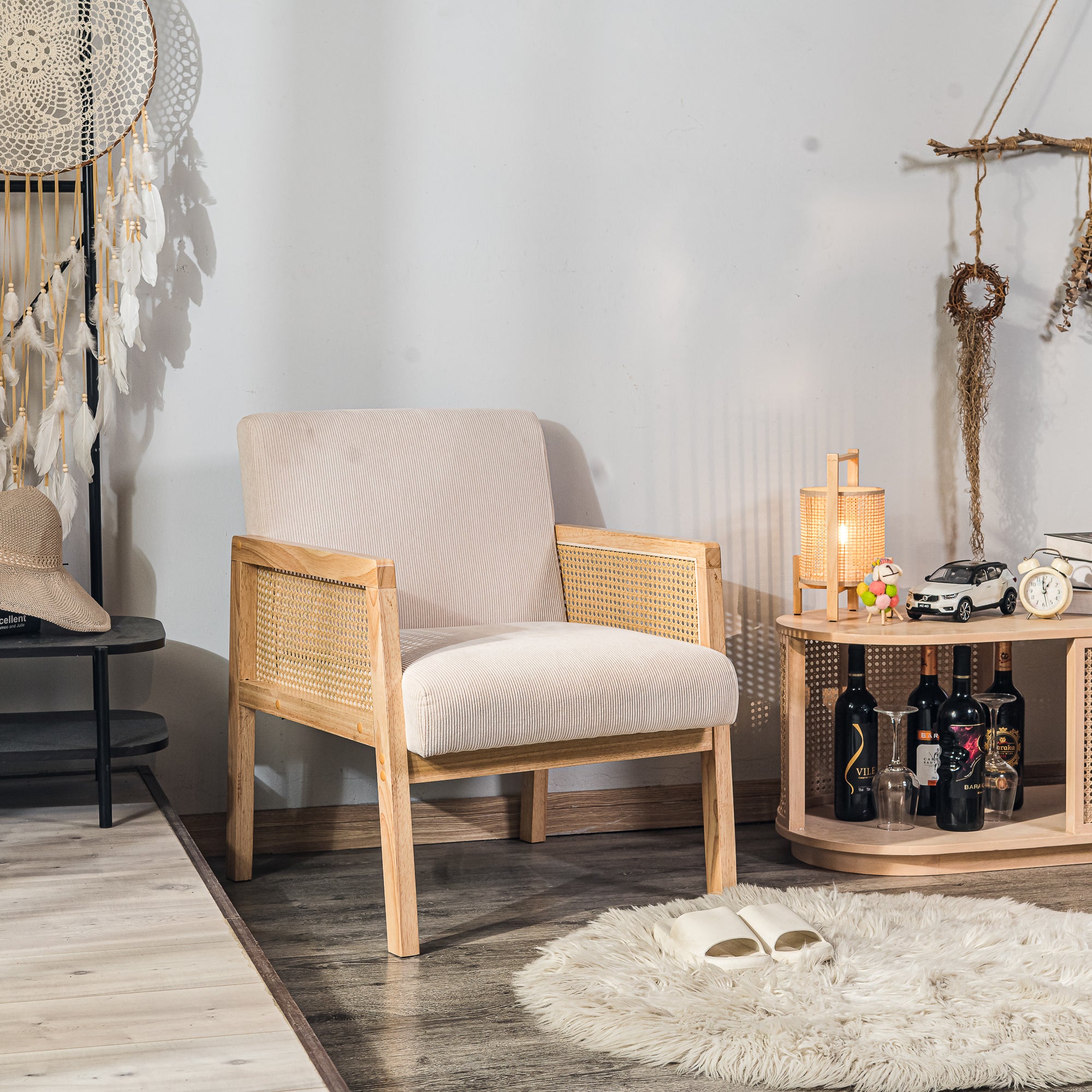 BORGO – Fotel salonowy z litego drewna i beżowej plecionki