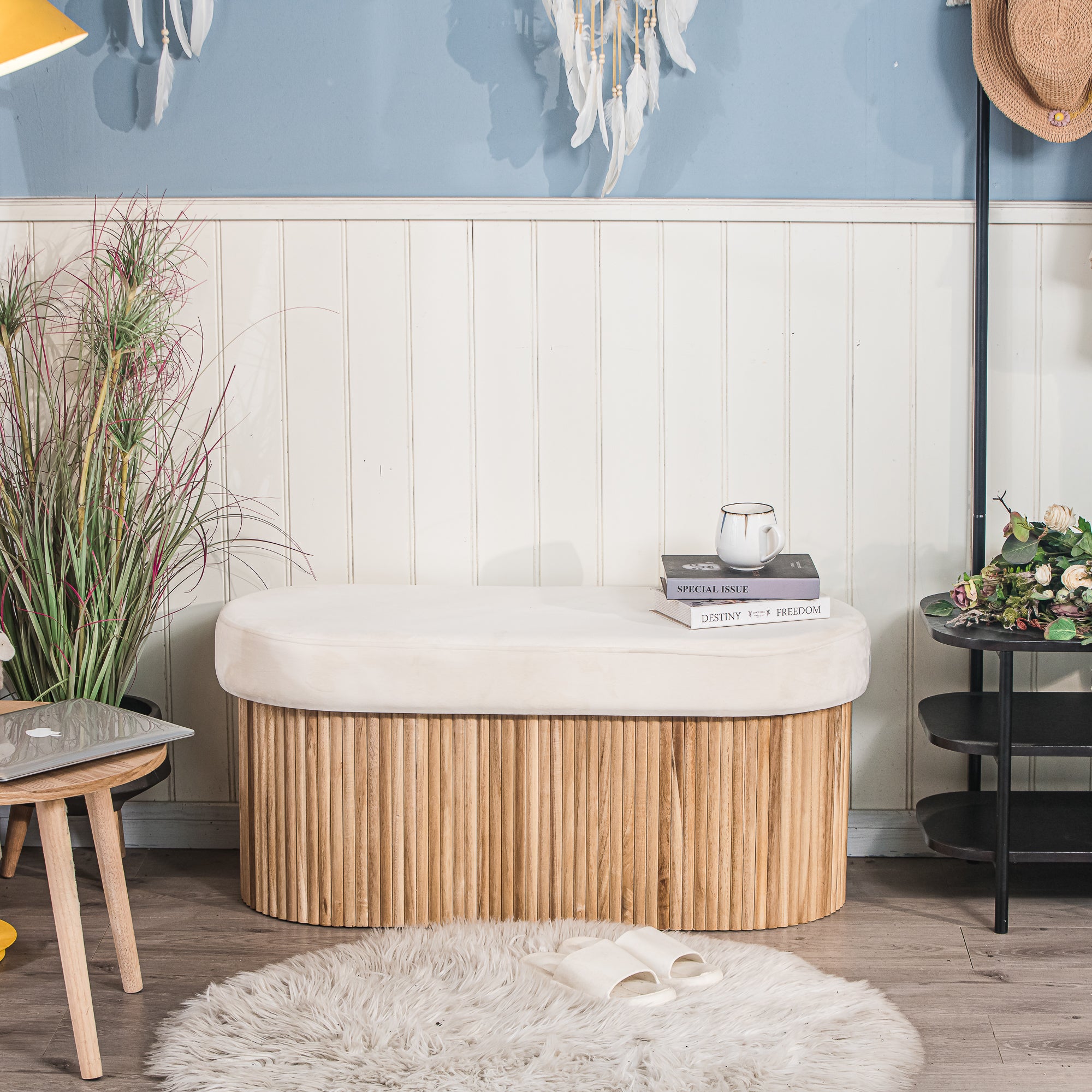 BAOTSU – Ławka z pojemnikiem, wykonana z drewna i beżowego aksamitu