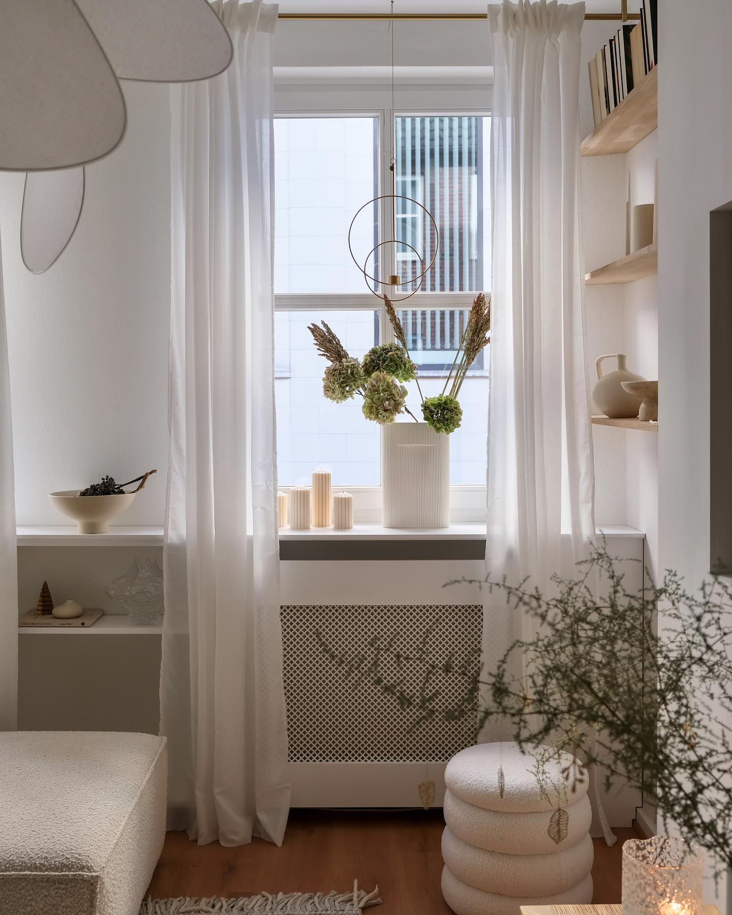 FLOKKE – Pufa funkcją przechowywania, pokryta białymi pętelkami, w stylu skandynawskim