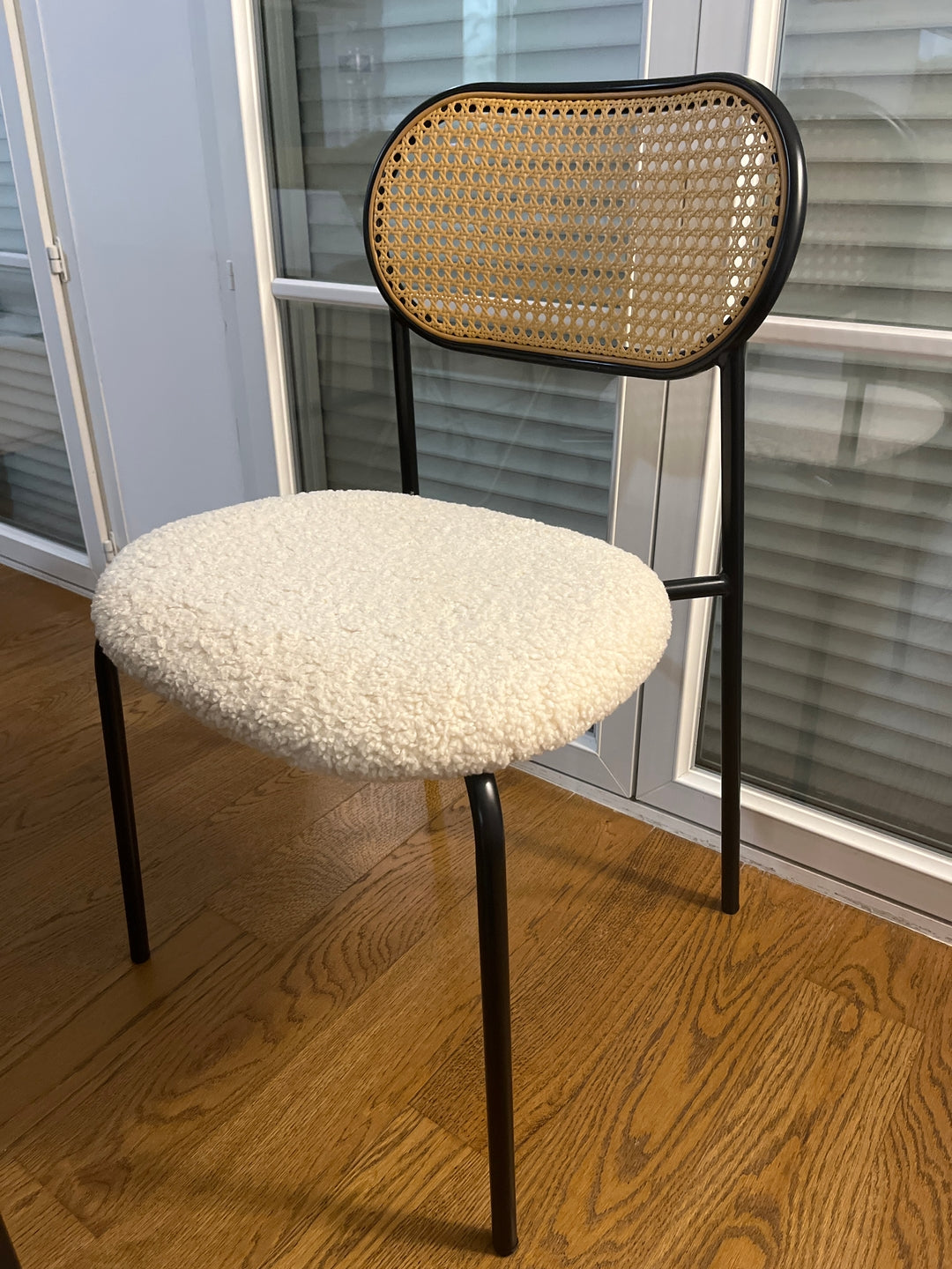 OREBRO – Zestaw 2 metalowych krzeseł z siedziskiem z białej plecionki