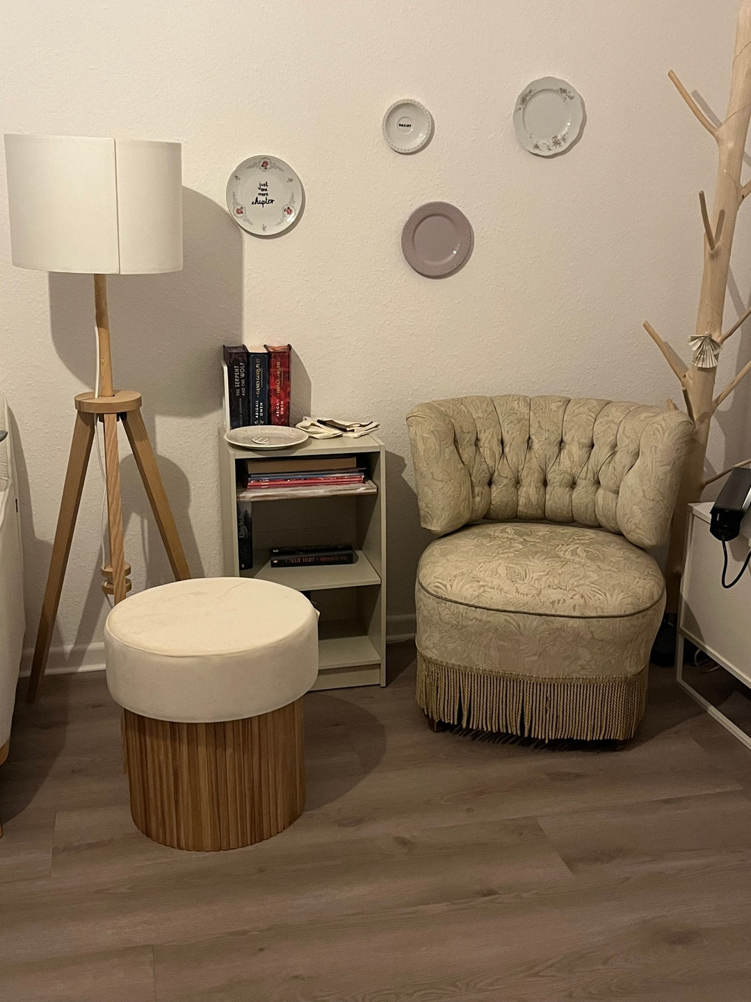 OTSU – Beżowa pufa z aksamitu i drewniana podstawa