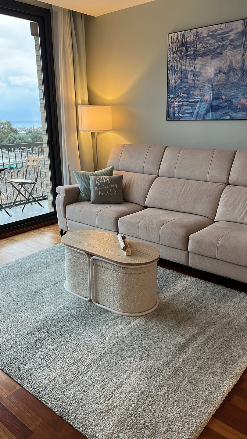 SENJA – Zestaw składający się z drewnianego stolika kawowego i 2 puf w białym kolorze z pętelkami