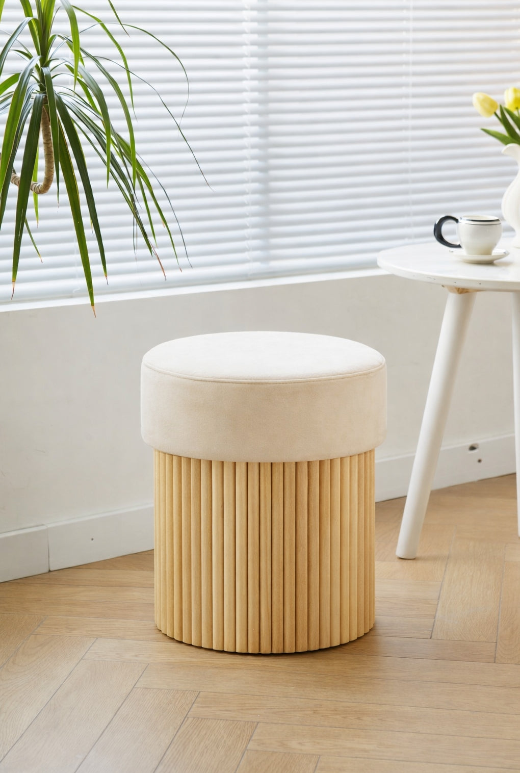 OTSU – Beżowa pufa z aksamitu i drewniana podstawa