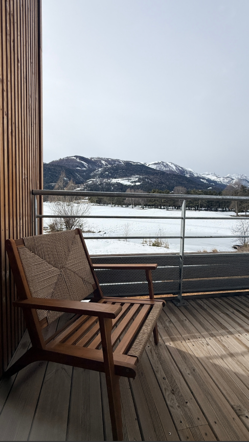 VALDIVIA – Fotel do wnętrz i na zewnątrz, wykonany z litego drewna akacjowego i liny