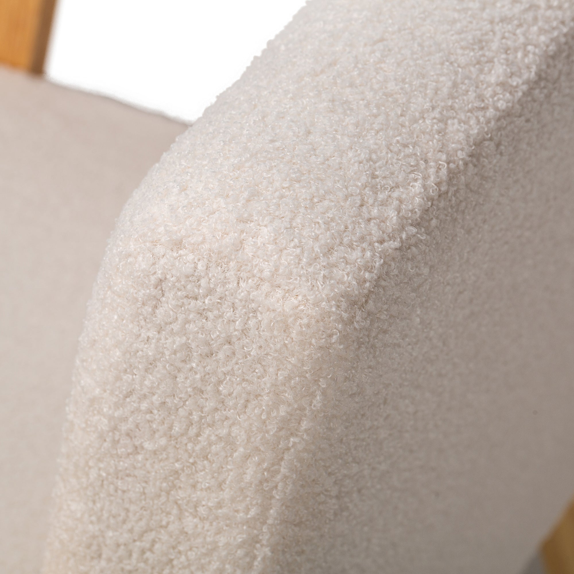 LOUIS – Fotel salonowy z litego drewna i białymi pętelkami