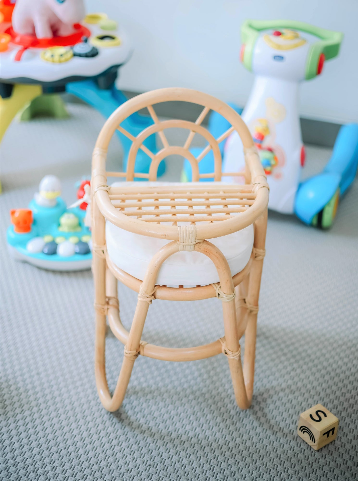 TANJUNG – Krzesełko do karmienia dla niemowląt z naturalnego rattanu