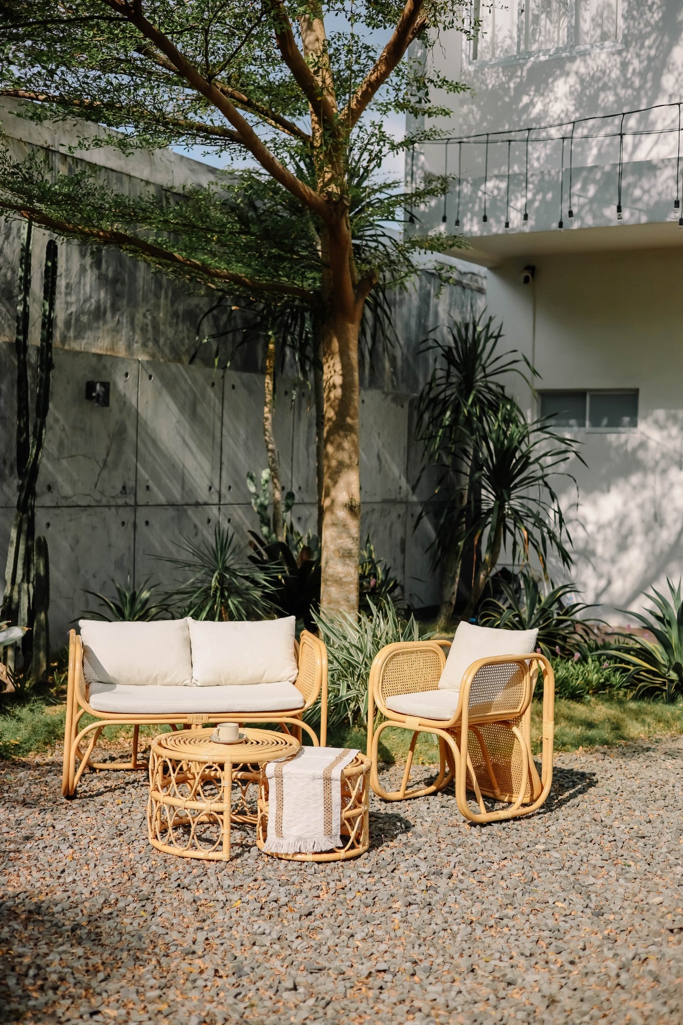 SALAWATI – Zestaw 2 stolików kawowych z naturalnego rattanu