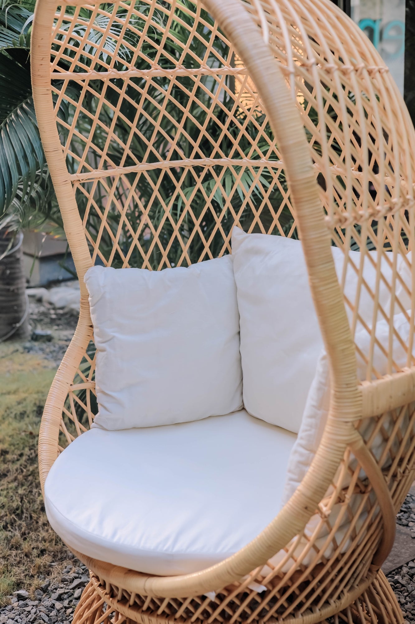 MANADO – Fotel jajeczny z naturalnego rattanu i beżowej tkaniny